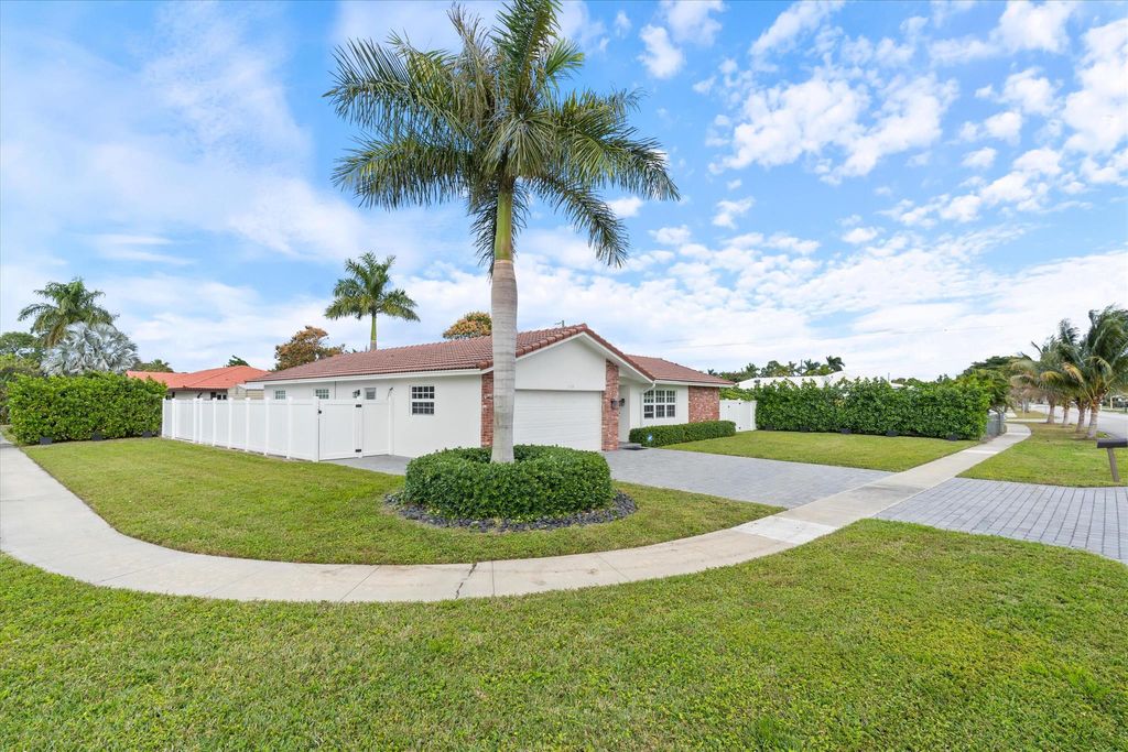 Photo of 113 Burning Tree Lane, Boca Raton, FL 33431 (MLS # R11074781)