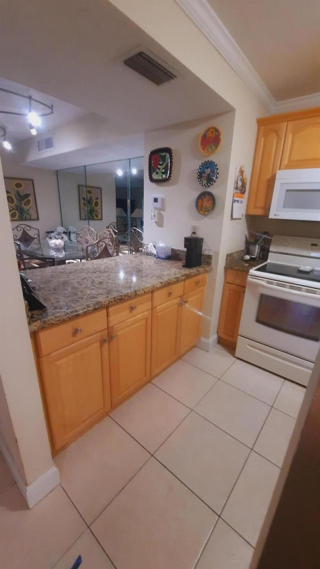 listing image 0