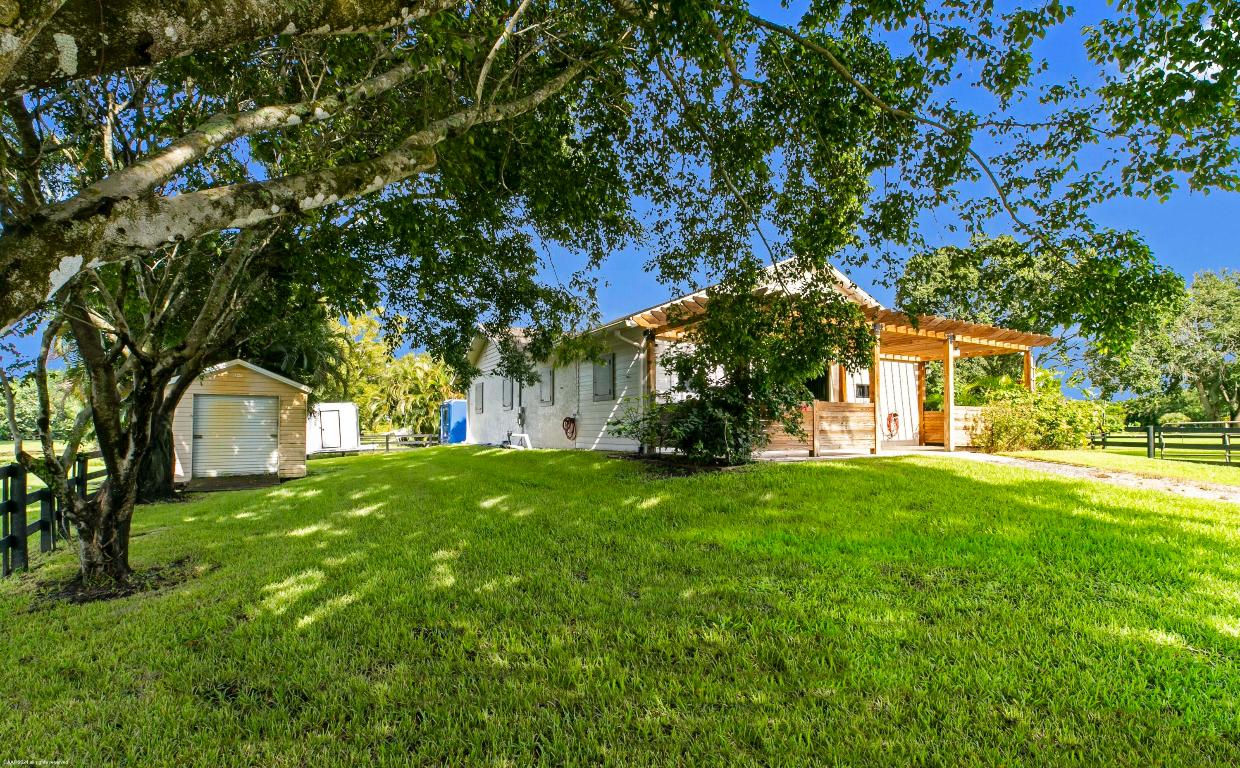 SADDLE TRAIL PARK OF WELLINGTON - Residential