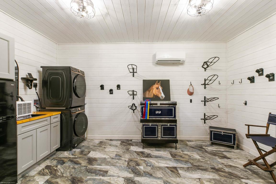 SADDLE TRAIL PARK OF WELLINGTON - Residential