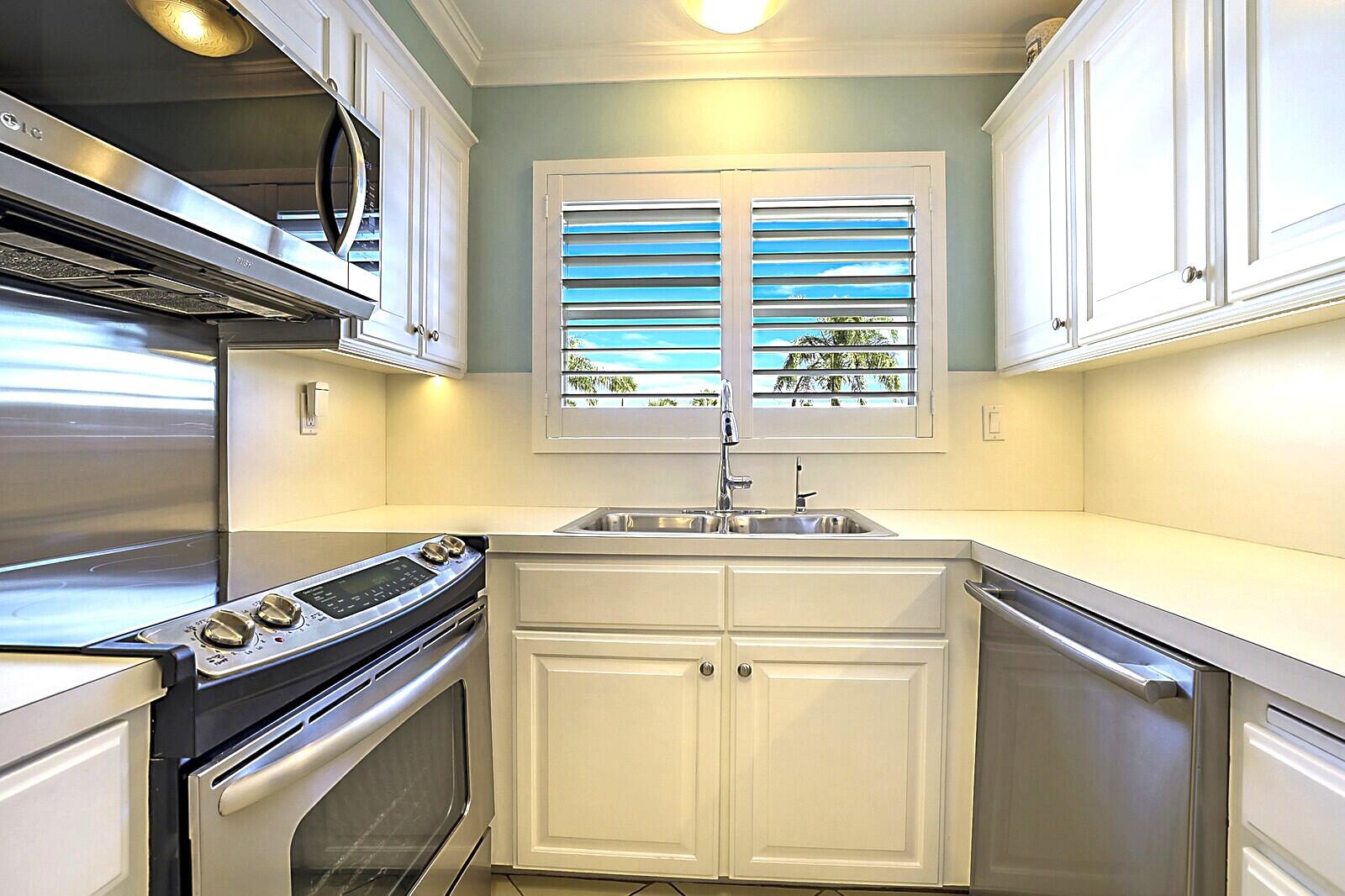 HARBOUR EAST HOUSE CONDO - Residential