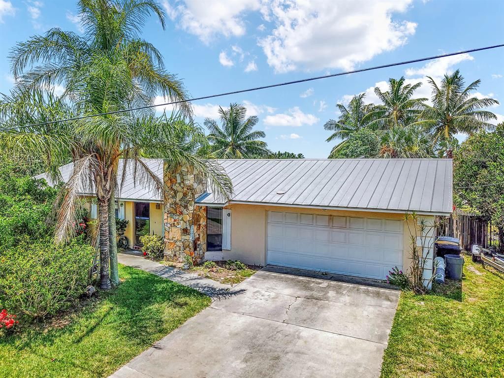 Photo of 1902 Mimosa Avenue, Fort Pierce, FL 34949 (MLS # R10734066)