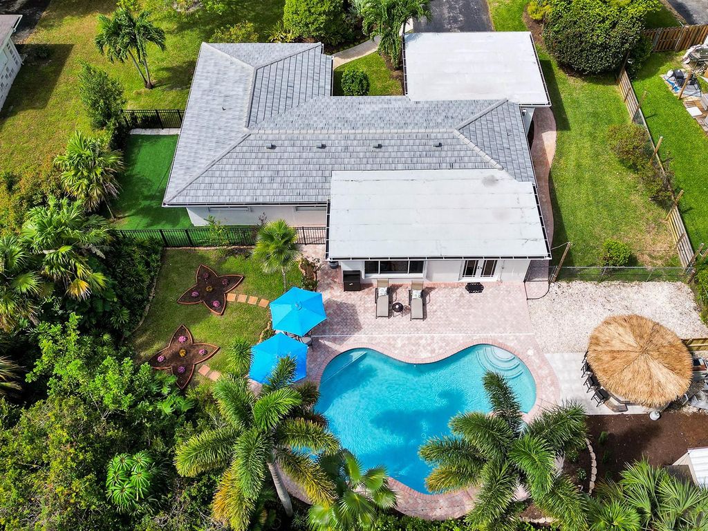 Photo of 886 Alamanda Court, Plantation, FL 33317 (MLS # F10405673)