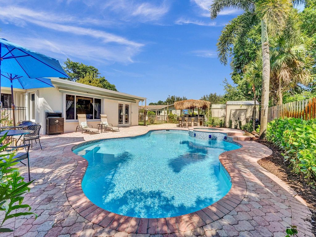 Photo of 886 Alamanda Court, Plantation, FL 33317 (MLS # F10405673)