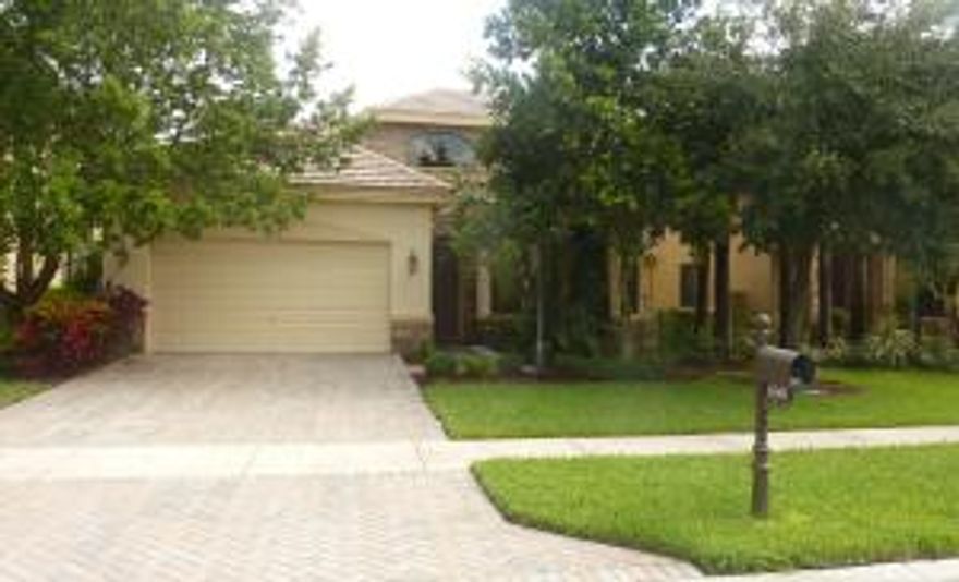 Enjoy your winter season in the beautiful community of Versaille. This one story 4 bedroom, 3.5 bath home is very open and spacious. Home is close to show grounds, shopping and entertainment.  It is available short term seasonal furnished ($5500/m0) and annual furnished ($2800/mo) also.