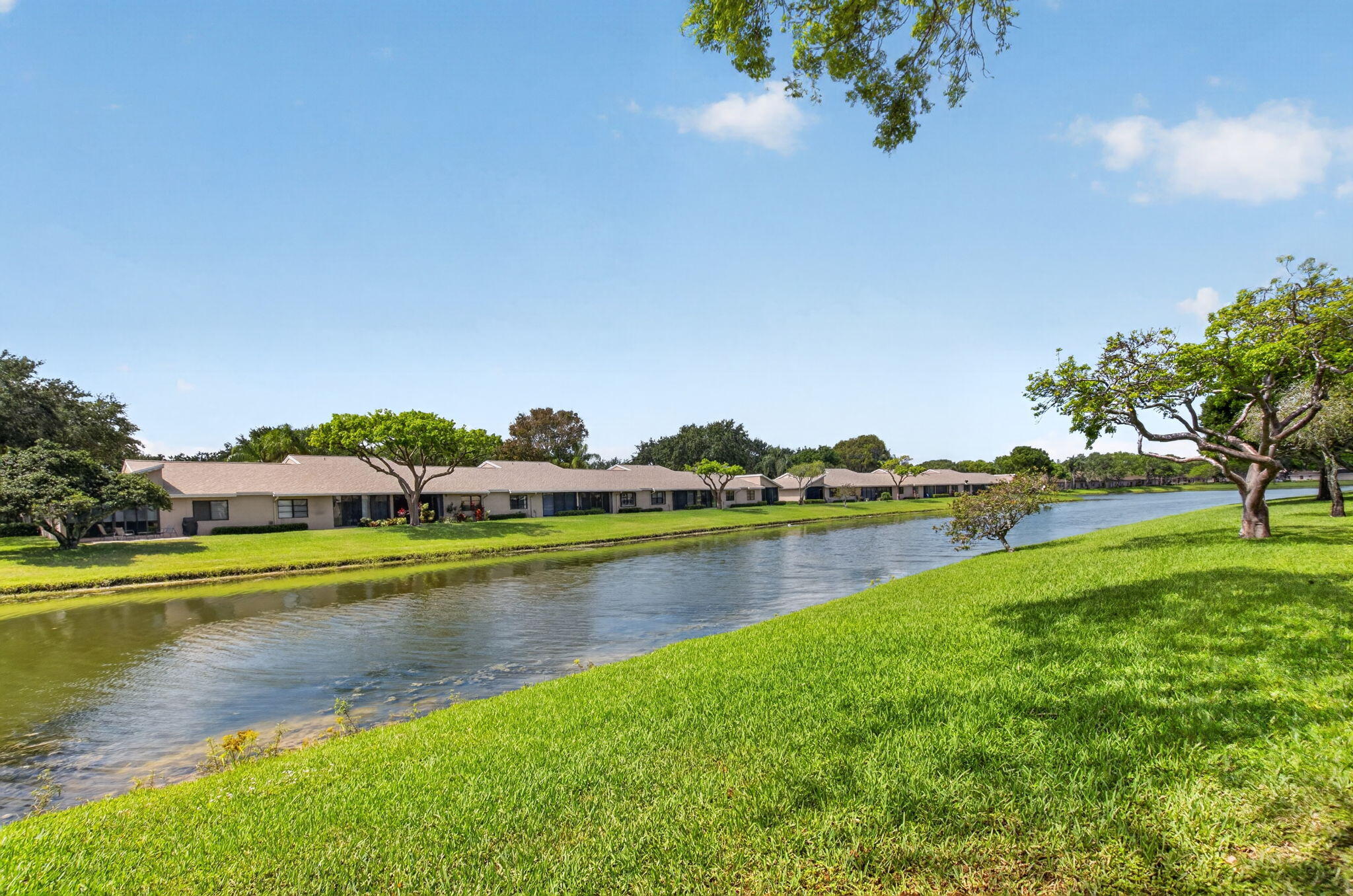 WHISPER WALK SEC E CONDO PARKSHORE - Residential