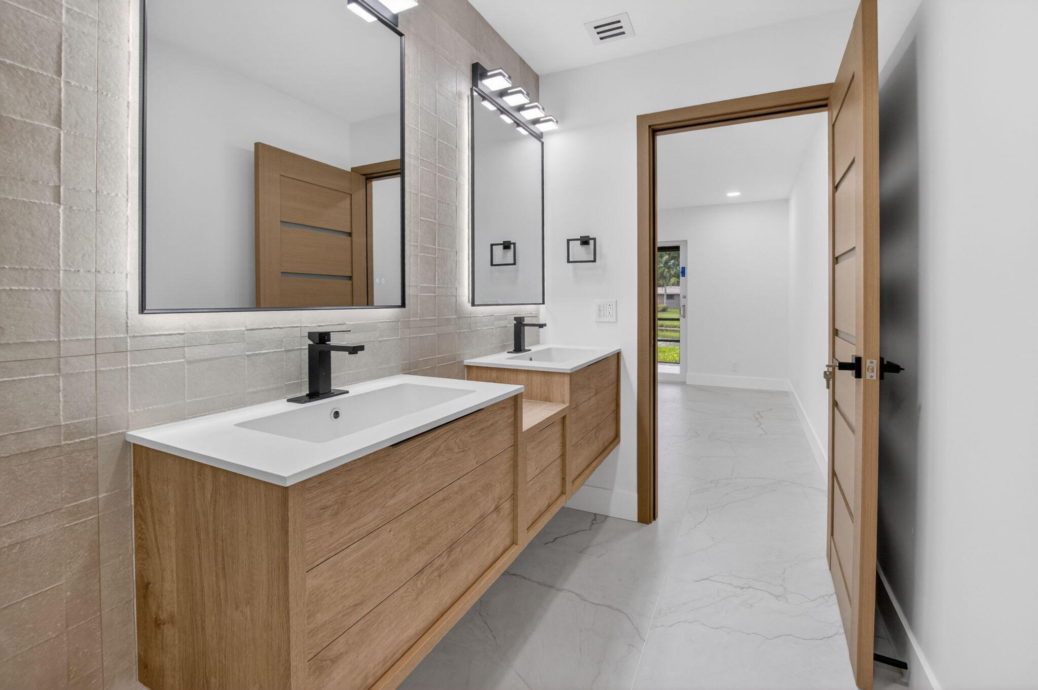 WHISPER WALK SEC E CONDO PARKSHORE - Residential