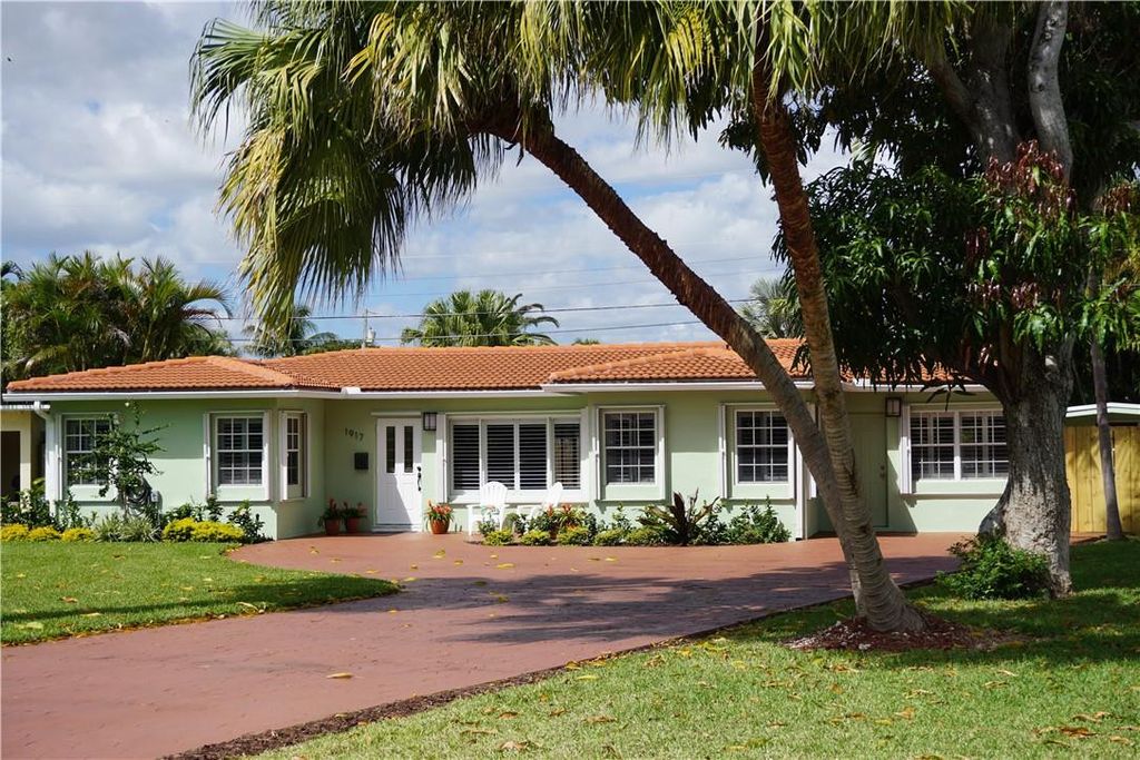 Photo of 1917 NE 16th Terrace, Fort Lauderdale, FL 33305 (MLS # B26026575)