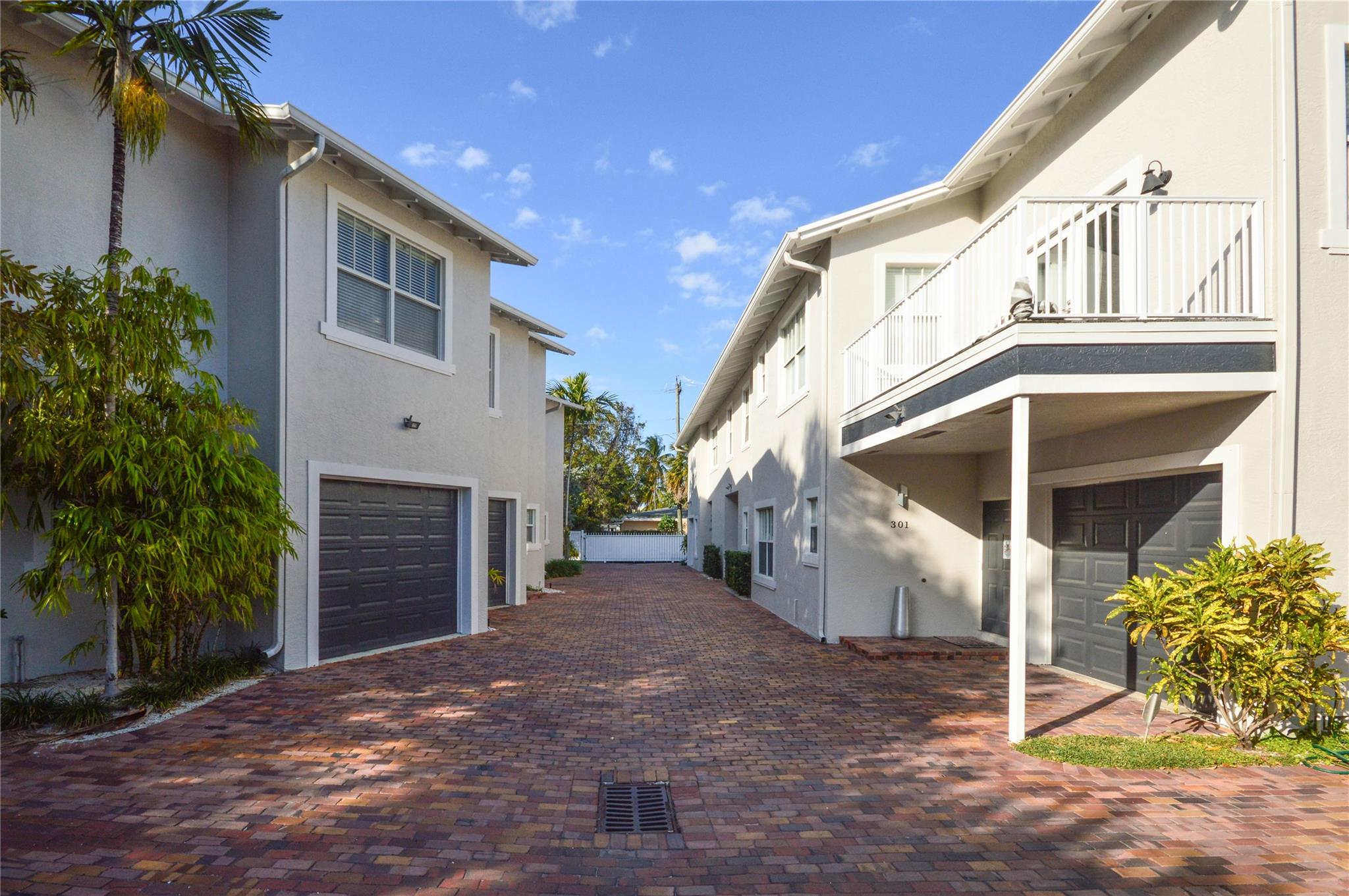 Beautiful townhome in the heart of Ft. Lauderdale. Features include high ceilings, huge bedrooms, and walk-in closets, en suite bathrooms, downstairs powder room, wood and tile floors throughout, private outdoor patio/garden, large one car garage, and one dedicated extra parking space. Minutes to downtown, Himarshee Village, Performing Arts district, Las Olas, the airport, 195 and the beaches.