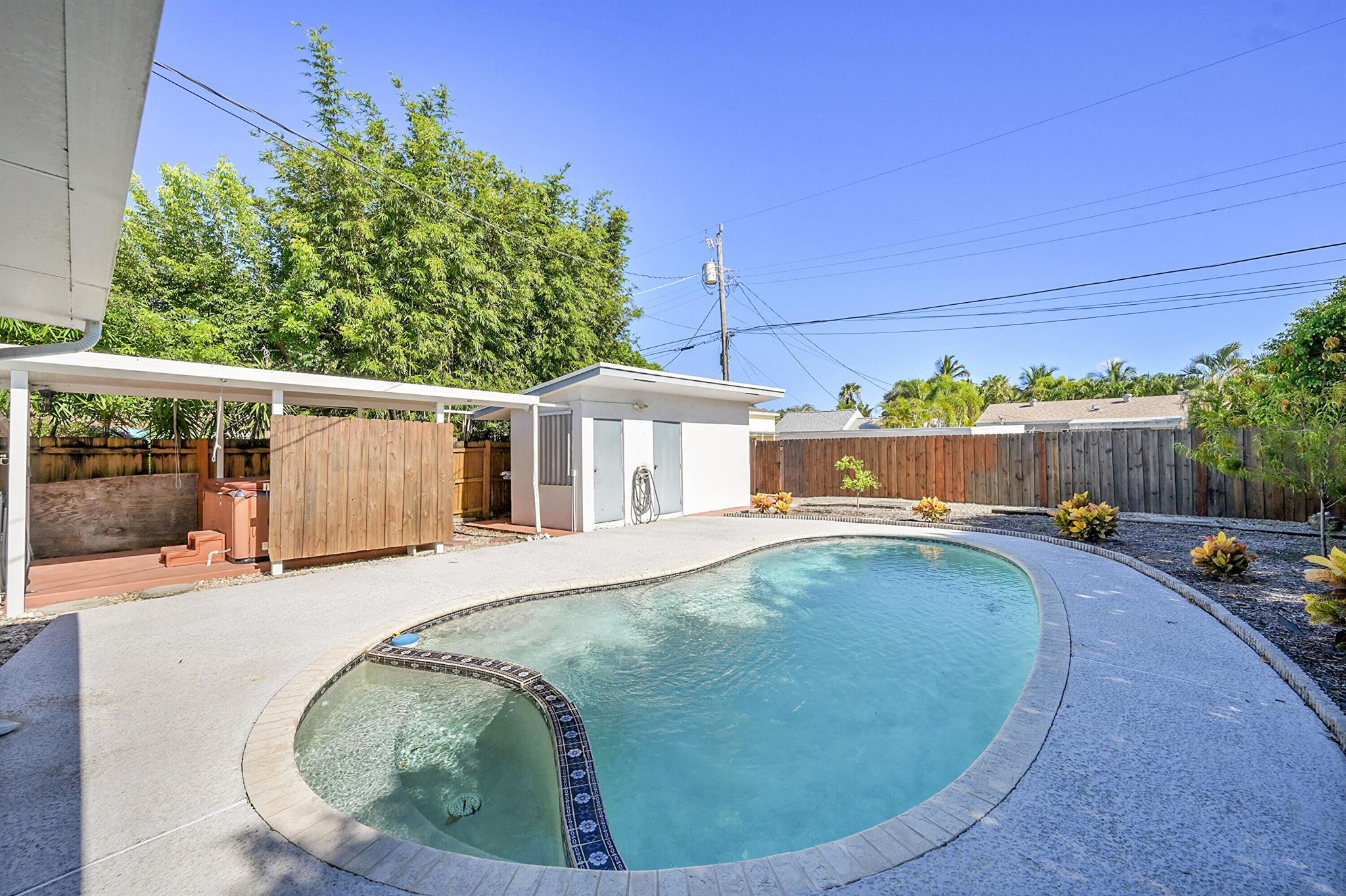 View photos, virtual tours, details... 110 E Lake Worth Avenue