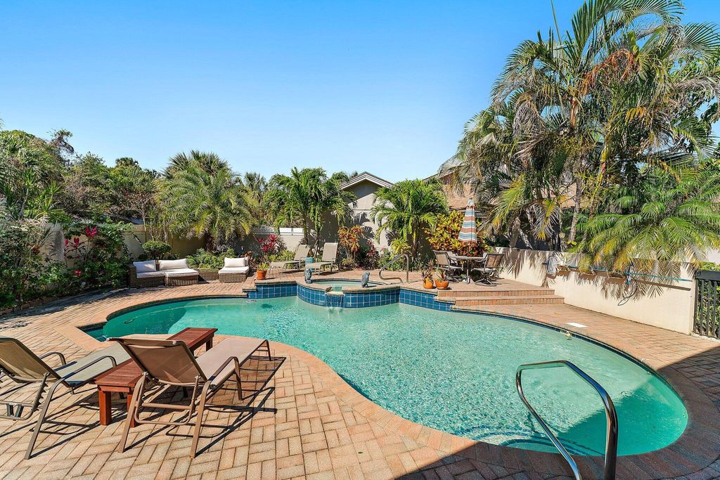 Photo of 104 Knoll Way, Jupiter, FL 33477 (MLS # R10971316)