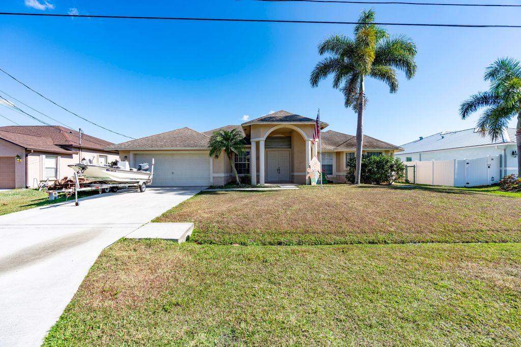 Photo of 6147 NW East Deville Circle, Port Saint Lucie, FL 34986 (MLS # R11152495)