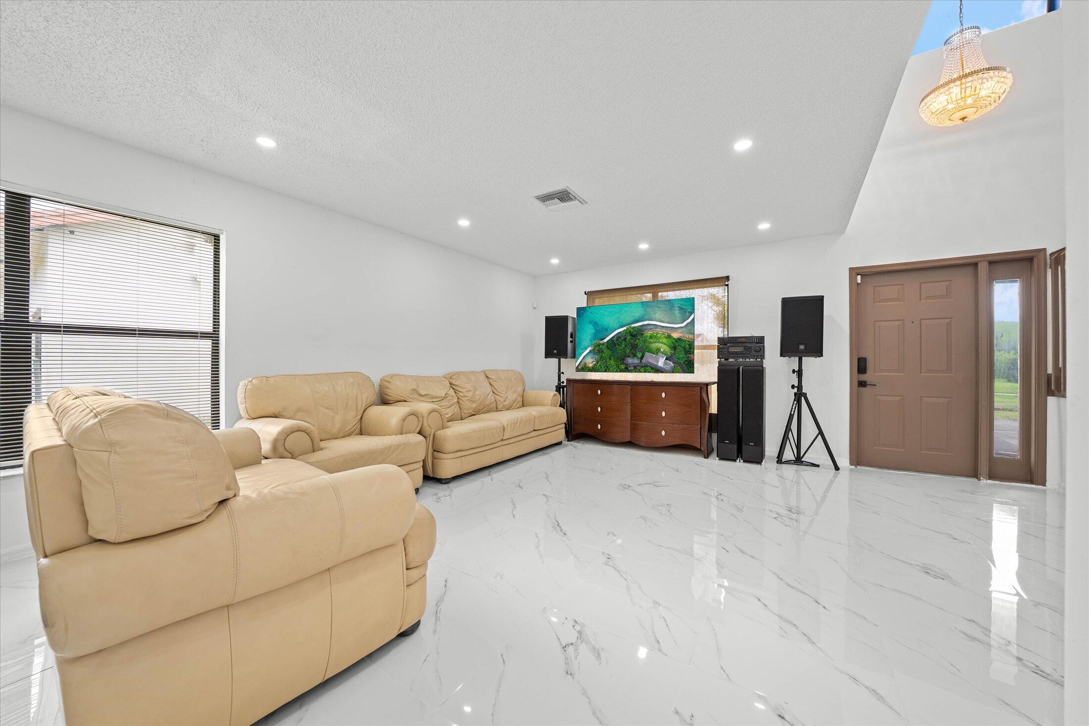 2340 Fairmont Avenue, Miramar, FL, 33025/$690,000 4 2340 Fairmont Avenue