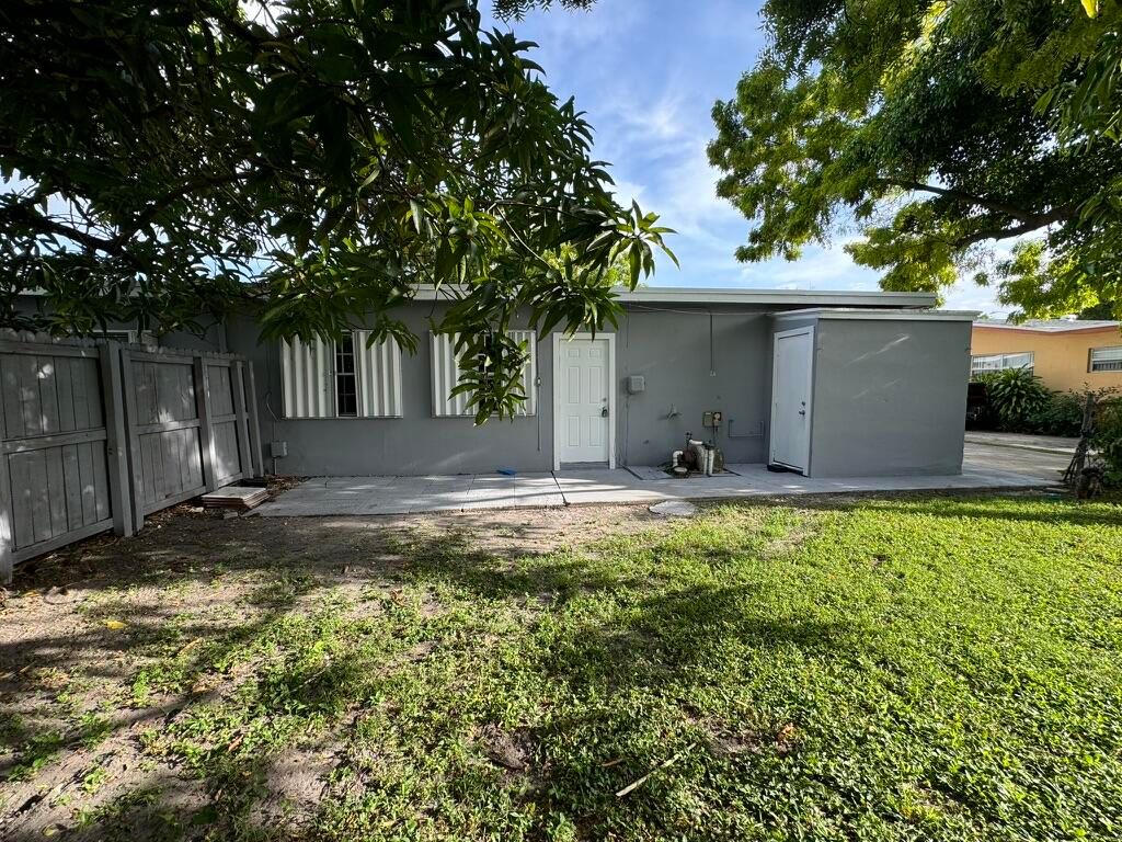 Photo of 7021 NW 15th St #B, Plantation, FL 33313 (MLS # B26001087)