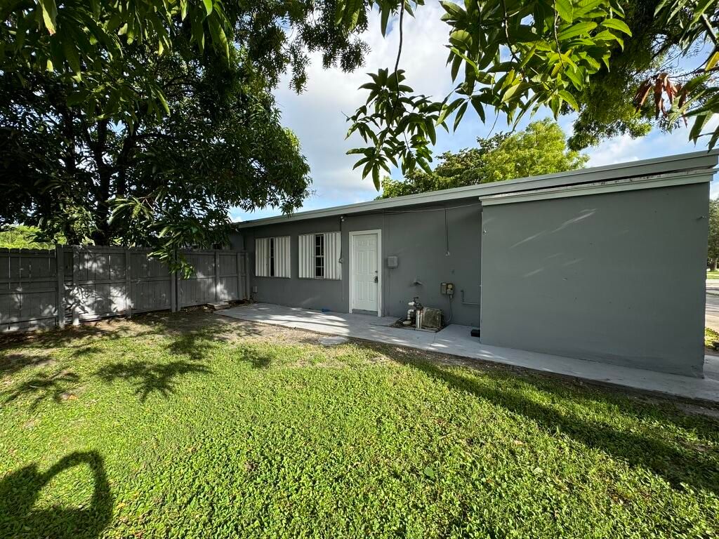 Photo of 7021 NW 15th St #B, Plantation, FL 33313 (MLS # B26001087)