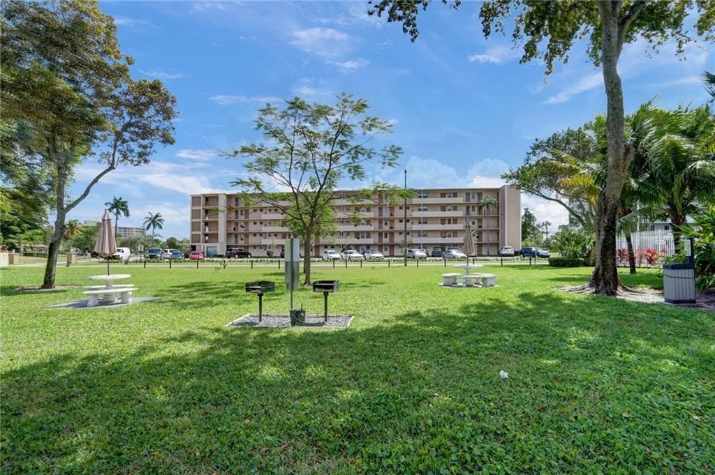 Photo of 950 Hillcrest Dr #312, Hollywood, FL 33021 (MLS # F10306624)