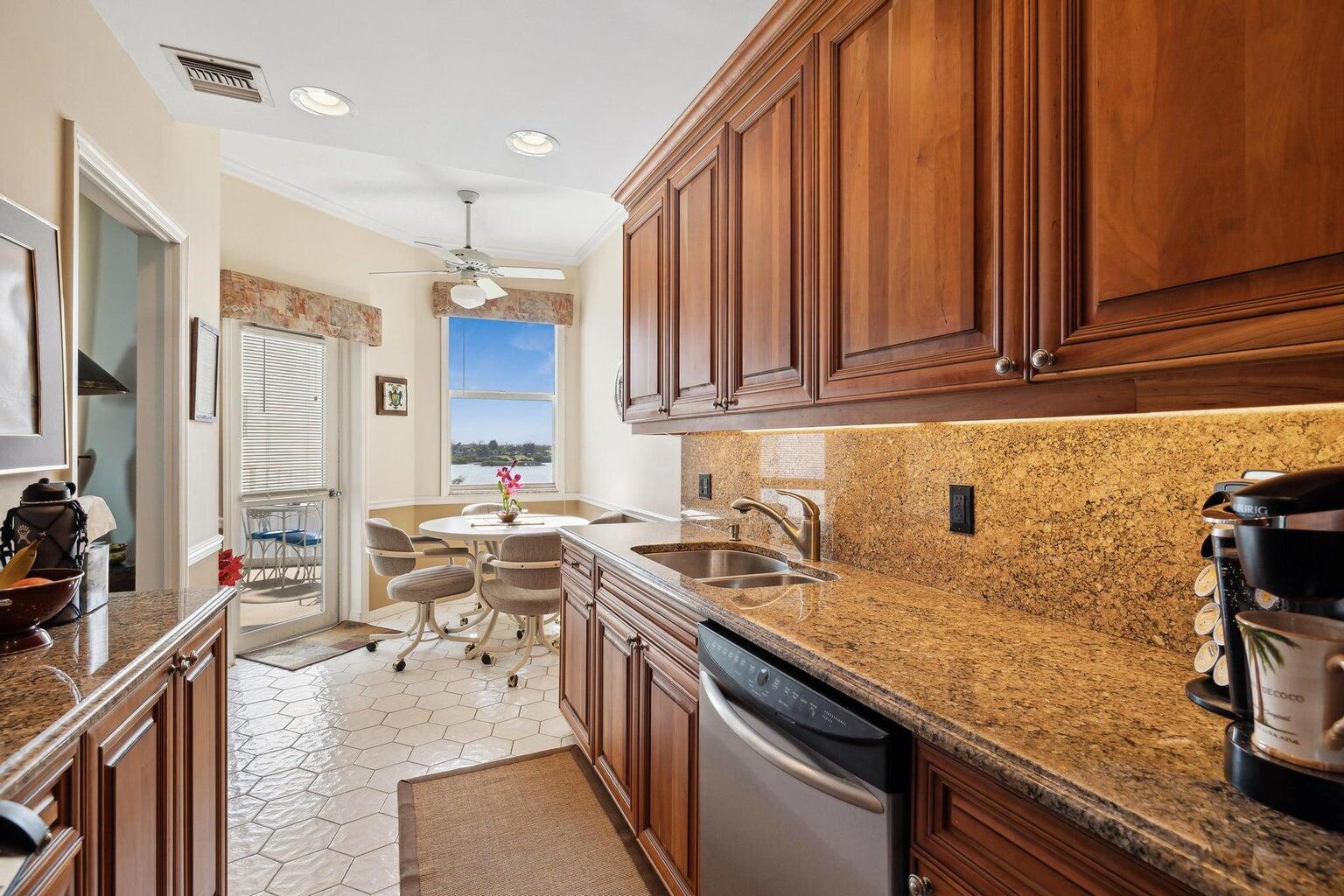 LA PALMA CONDO - Residential