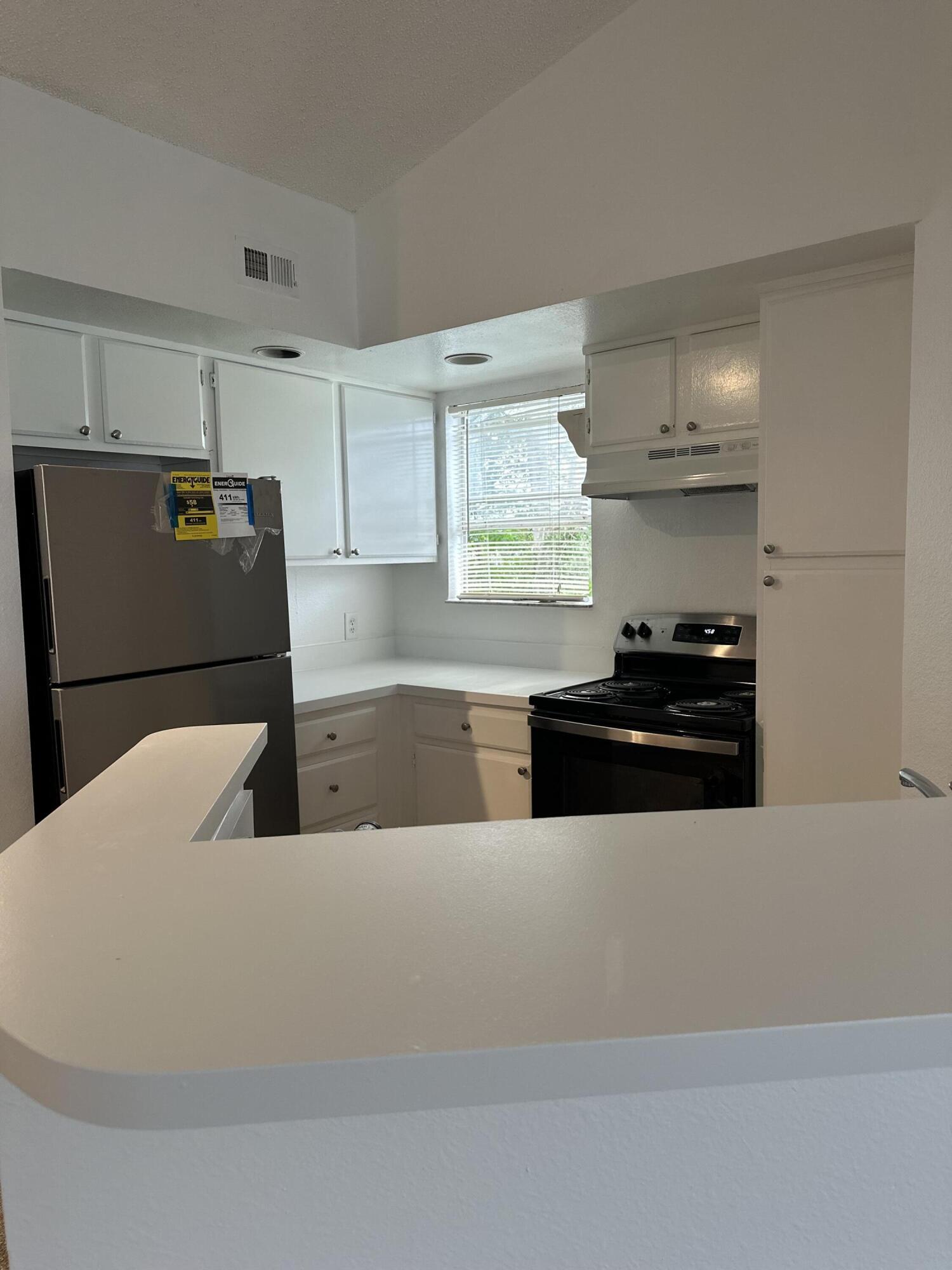 Spacious and bright 2-bedroom, 1-bathroom apartment with carpet available for rent in the resort-style community of Ponte Verde, West Palm Beach. This unit includes a private stair entrance, a full-size washer and dryer, and water included in the rent. The gated community offers exceptional amenities: two resort-style pools, a fitness center, a clubhouse, tennis courts, an electric vehicle charger, and much more. Close to downtown, restaurants, and shopping. The HOA requires a credit score of 650 for the primary applicant.