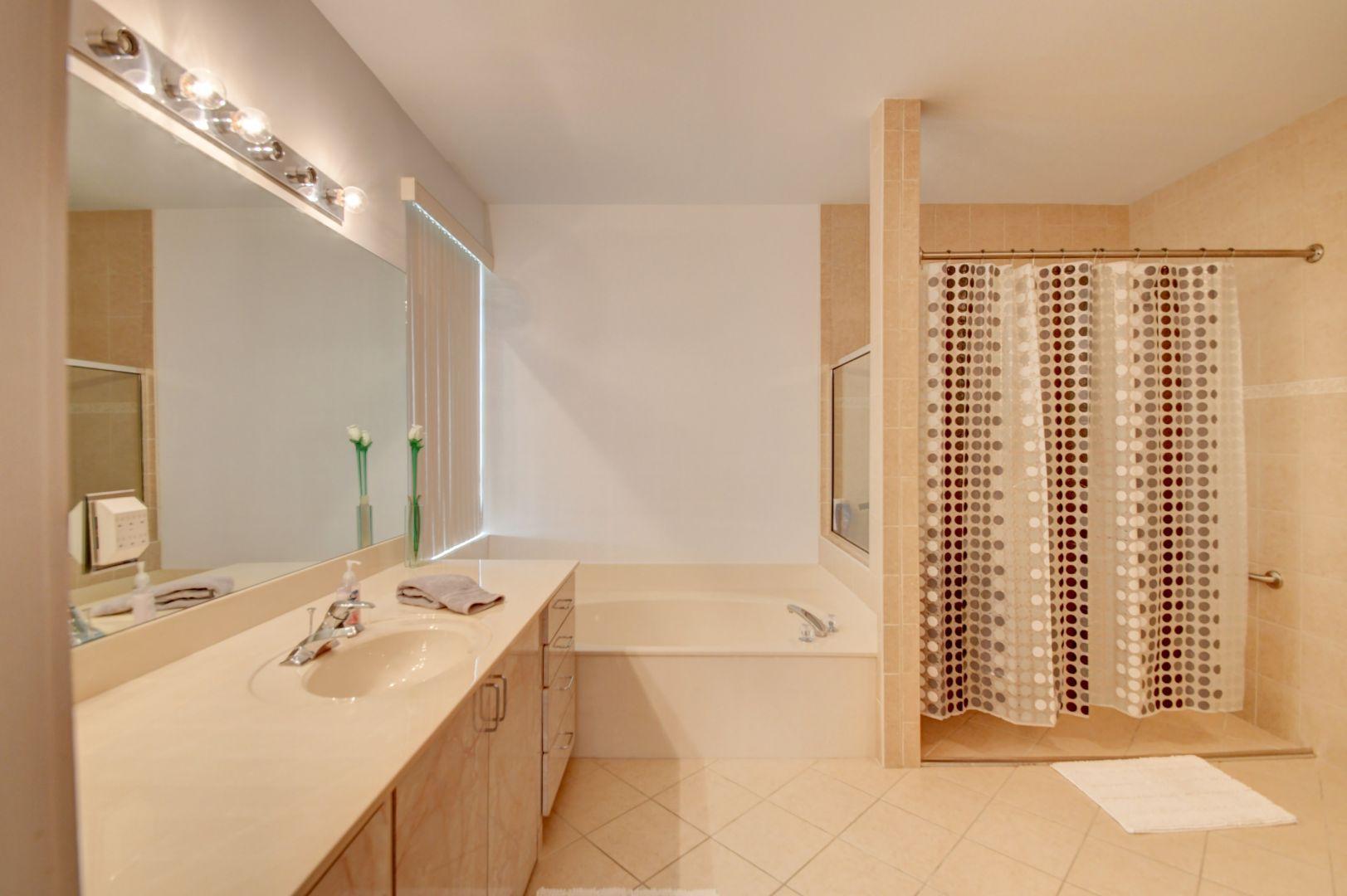 VALENCIA LAKES - Residential