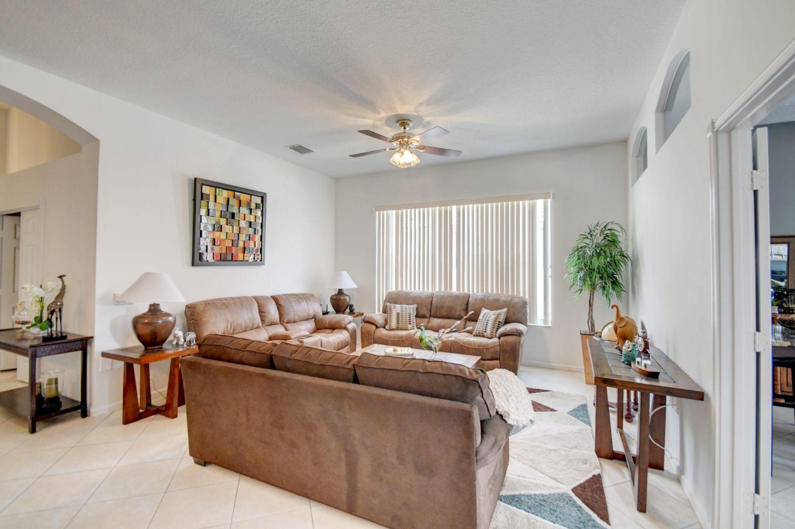 VALENCIA LAKES - Residential