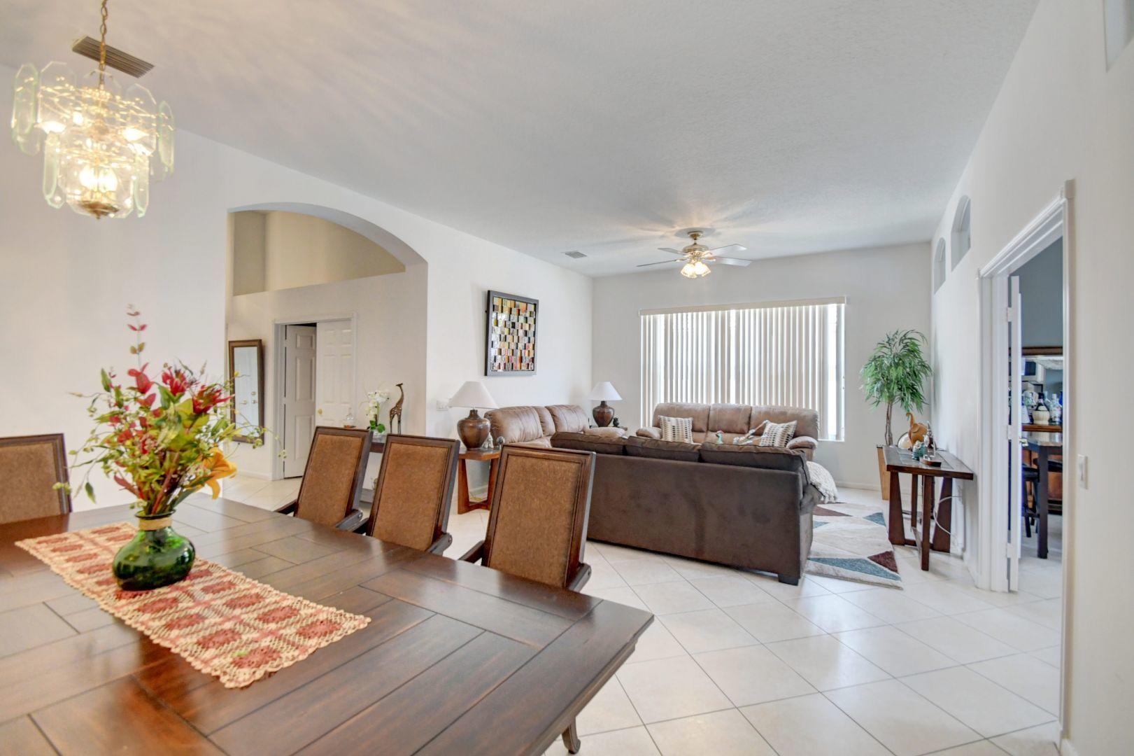 VALENCIA LAKES - Residential