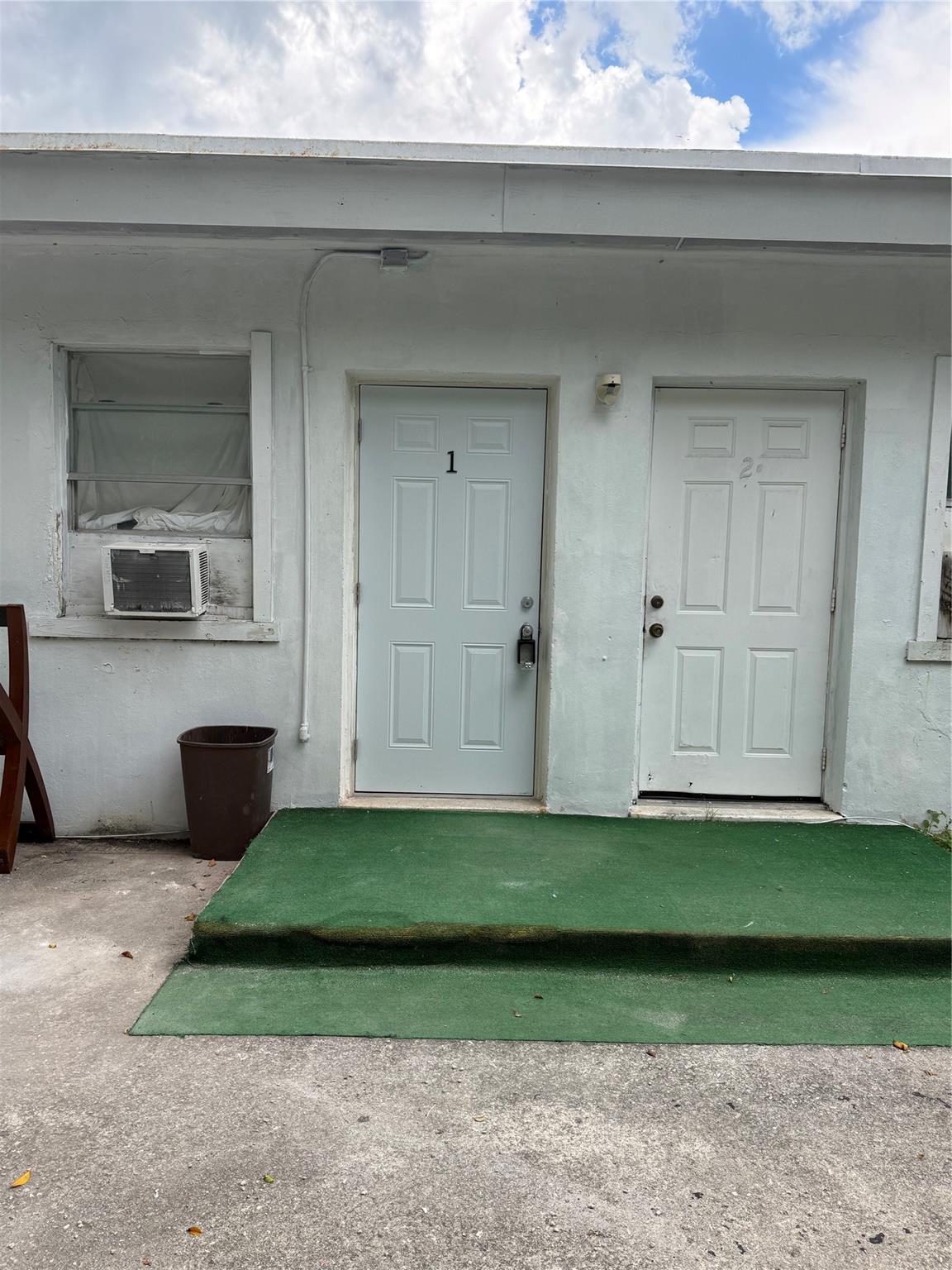 NICE STUDIO RECENTLY UPDATE BATHROOM AND PAINTING PARTIALLY FURNISHED. CLOSE TO SHOPPING AND PUBLIC TRANSPORTATION