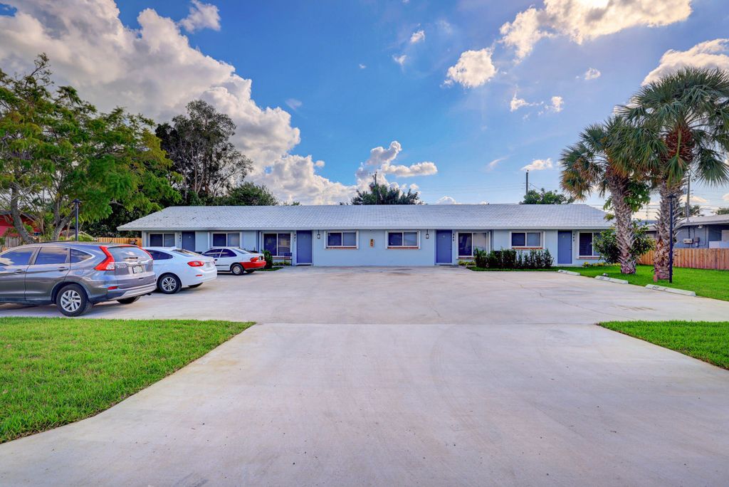 Photo of 947 Fra Mar Place #B, Fort Pierce, FL 34982 (MLS # R11004123)