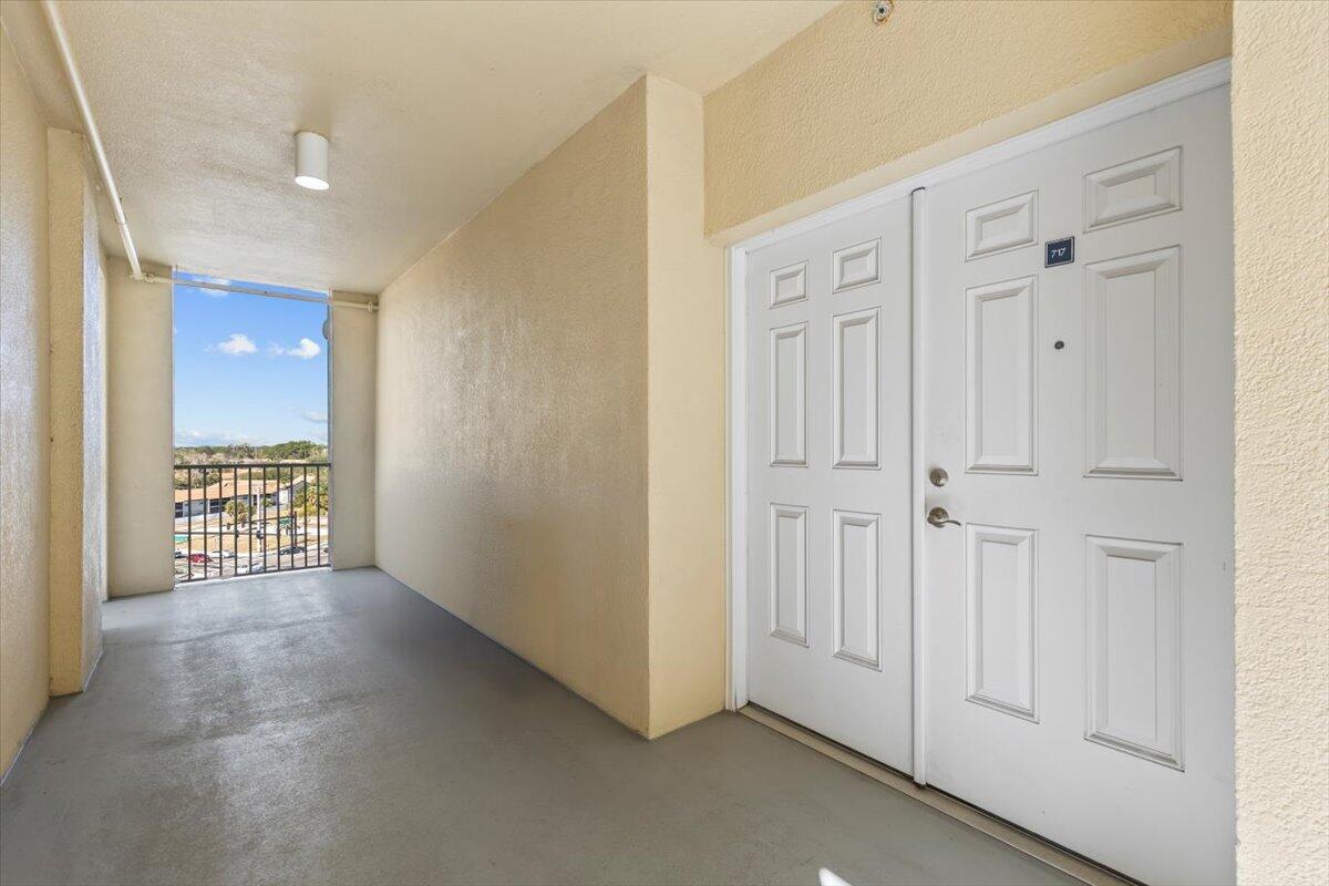 2801 S Ridgewood Avenue 717