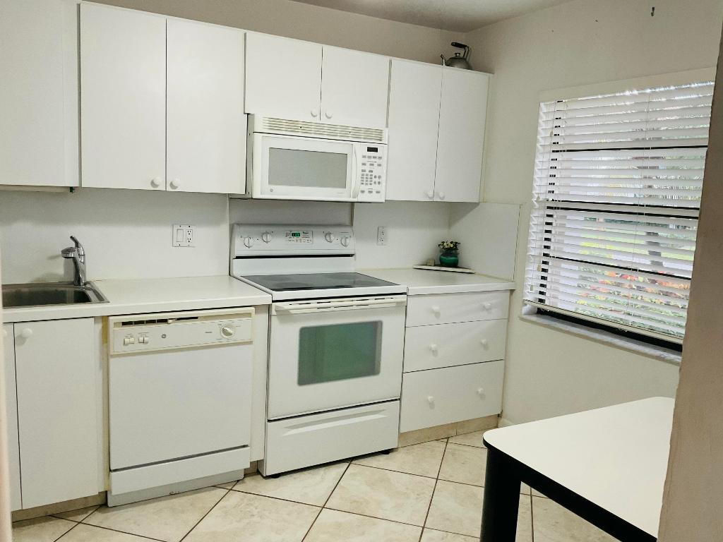 GREENS OF BOCA LAGO CONDO - Residential