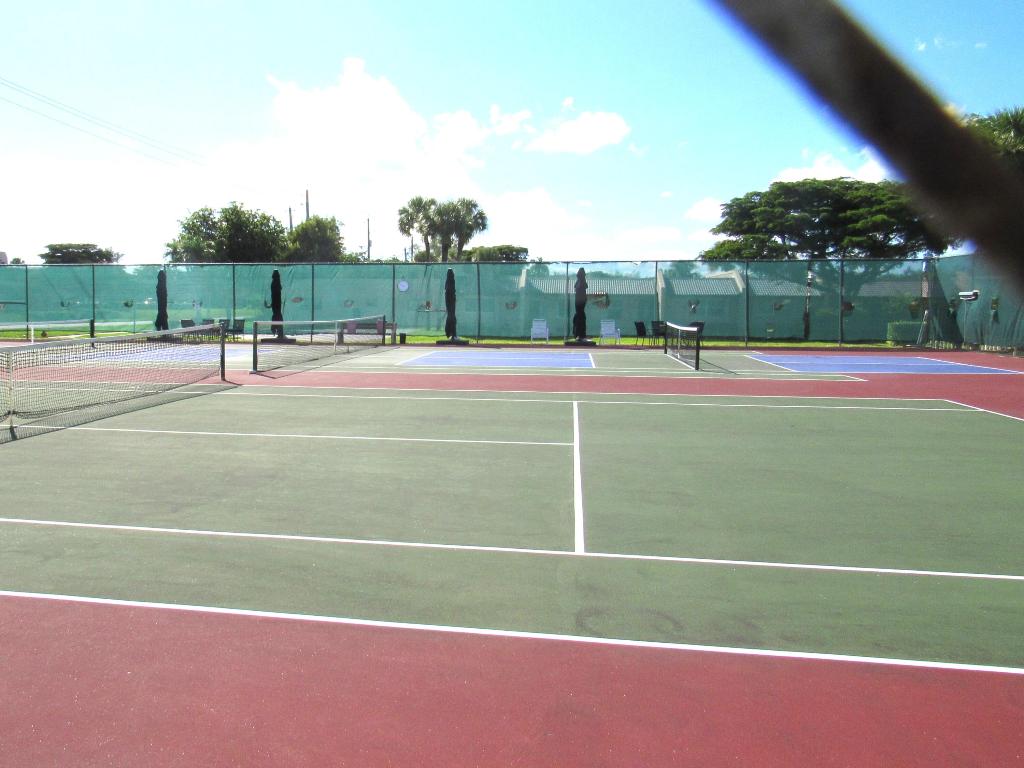 GOLDEN LAKES VILLAGE CONDO E - Residential Lease