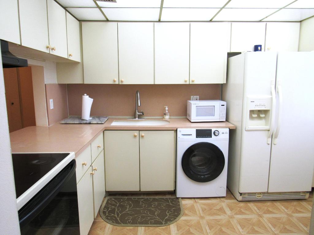 GOLDEN LAKES VILLAGE CONDO E - Residential Lease