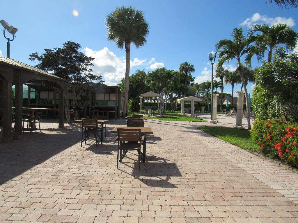 GOLDEN LAKES VILLAGE CONDO E - Residential Lease