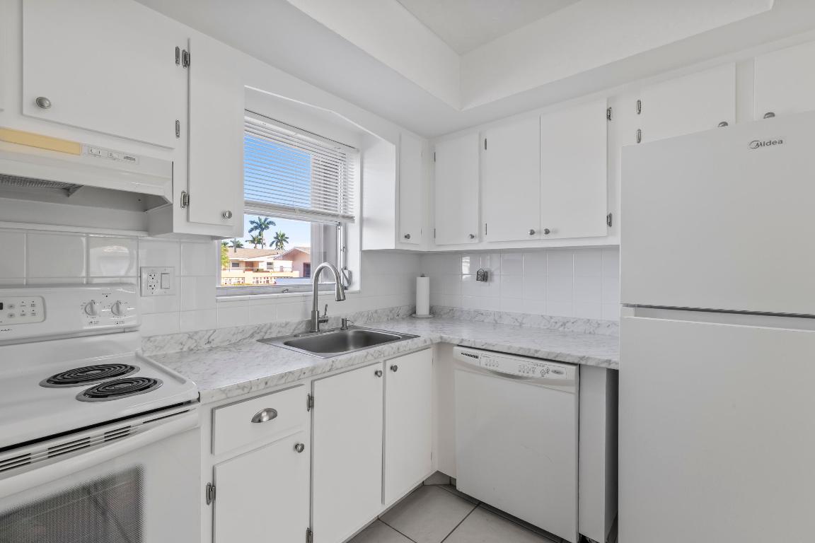 2727 Dudley Drive W G