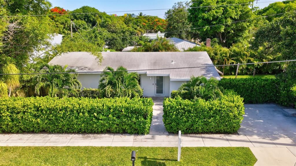 Photo of 200 NE 5th Court, Delray Beach, FL 33444 (MLS # R10823888)