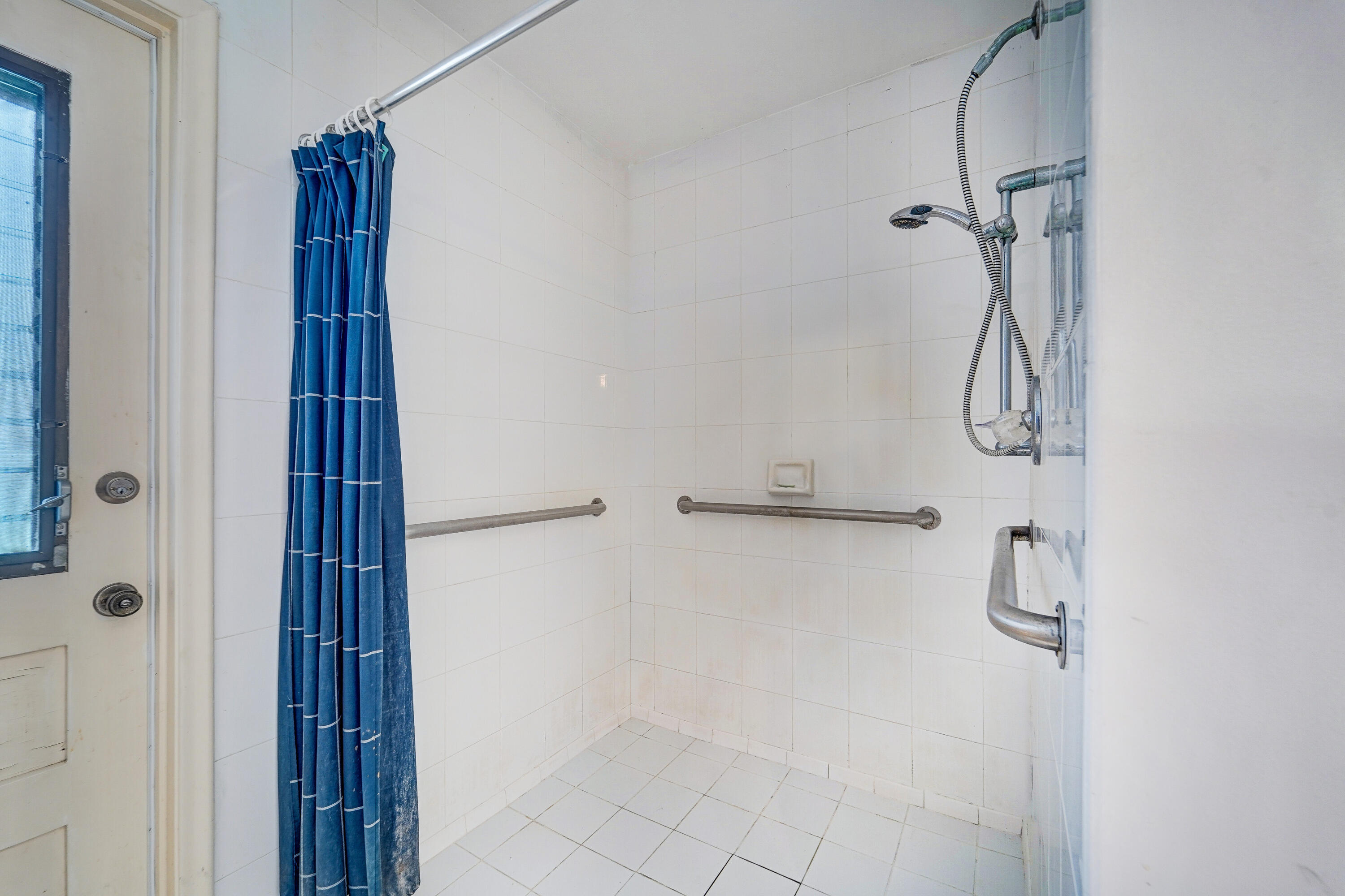 HOLLYWOOD HILLS - Residential