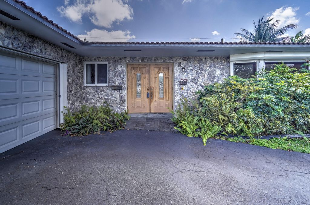 Photo of 729 N Rainbow N Dr, Hollywood, FL 33021 (MLS # B26001071)