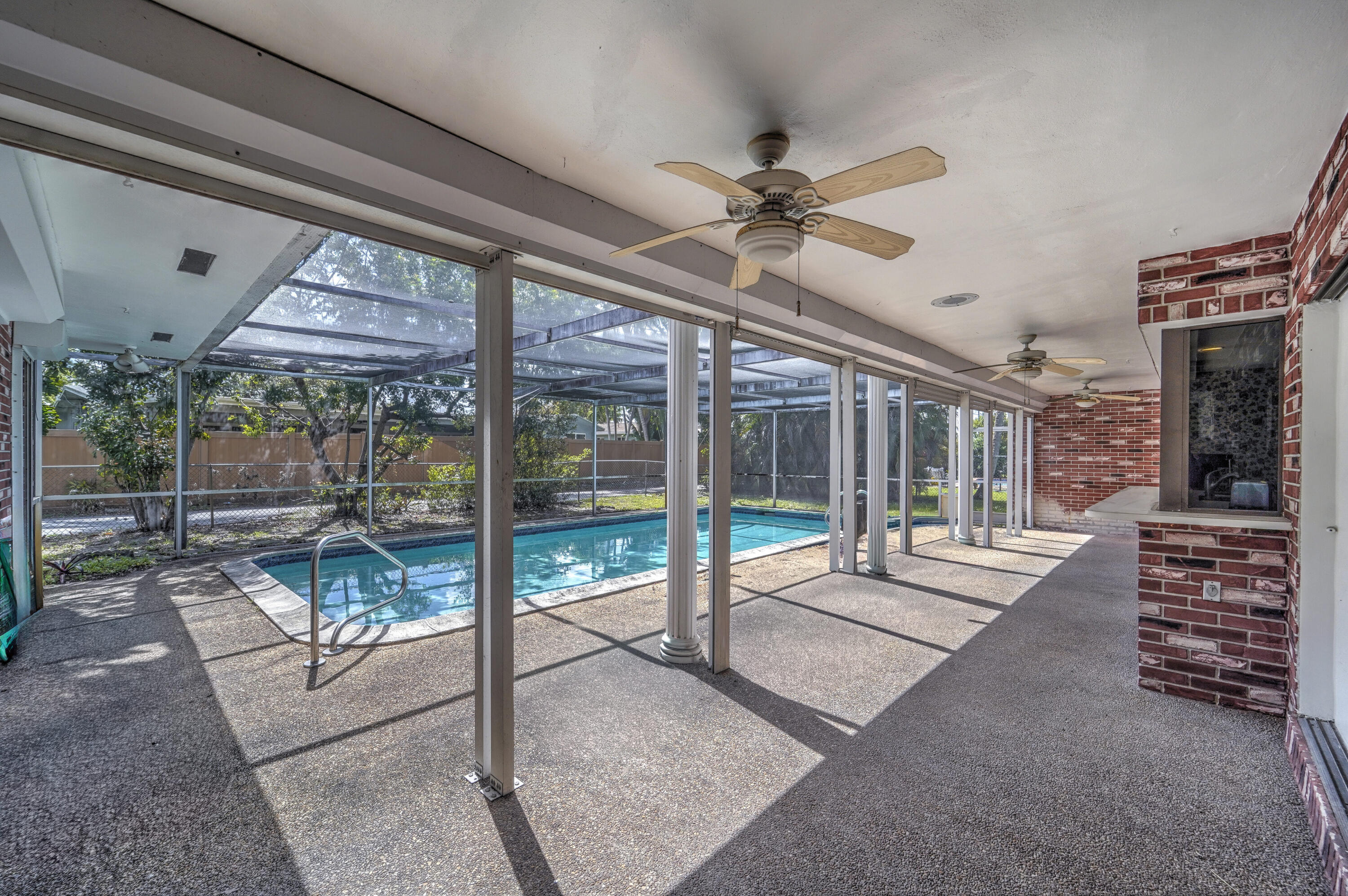 HOLLYWOOD HILLS - Residential