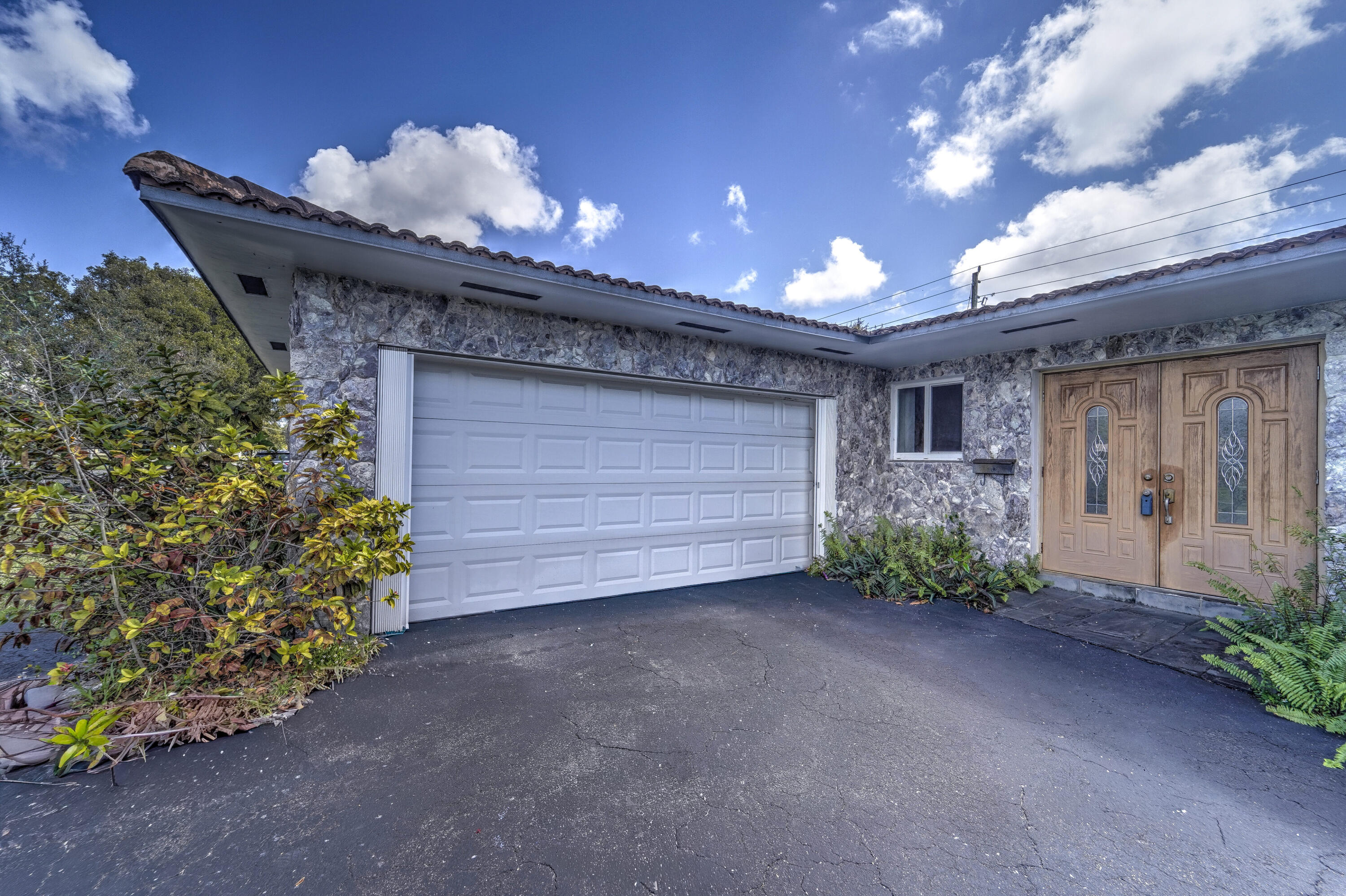 HOLLYWOOD HILLS - Residential