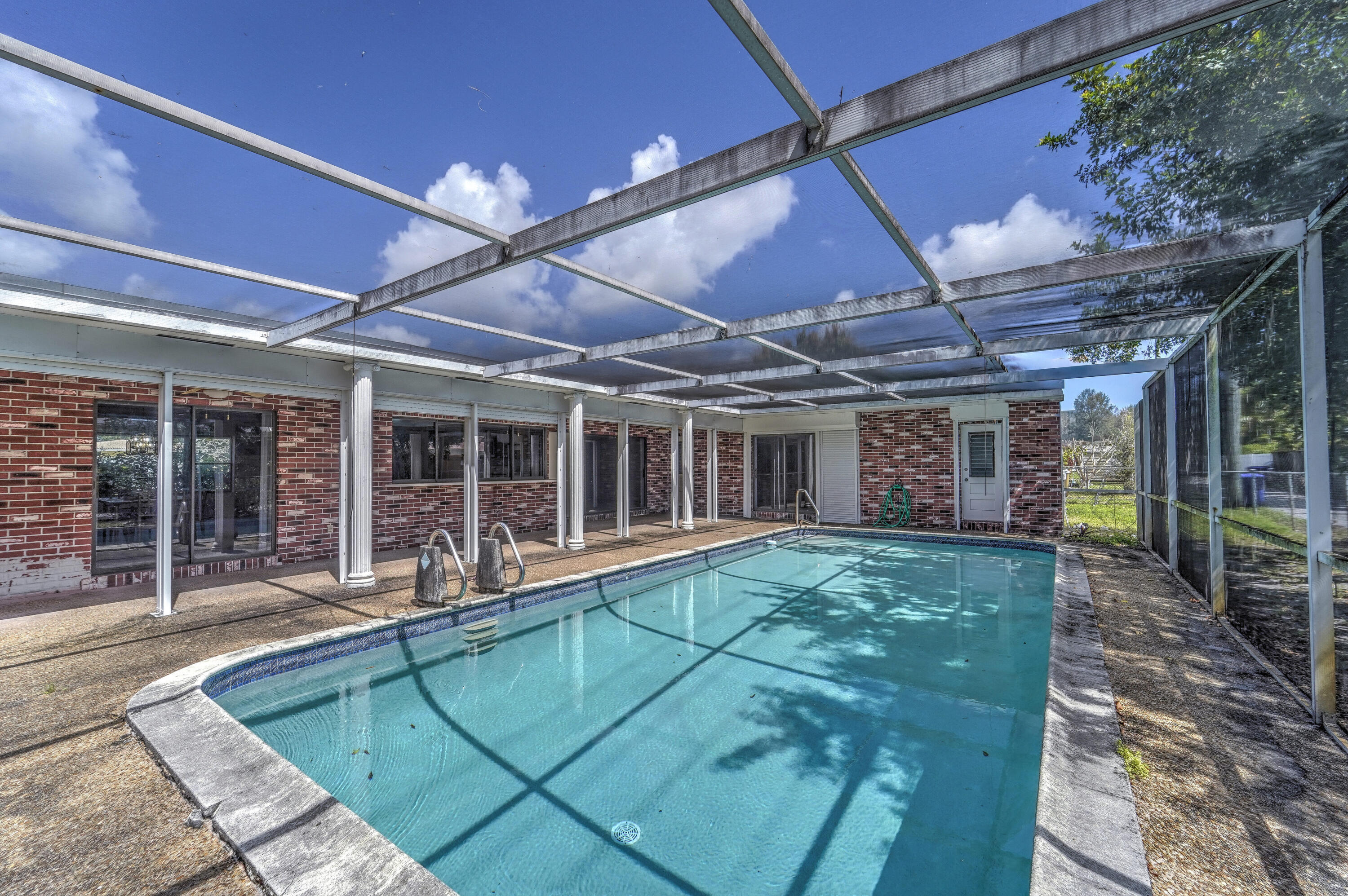 HOLLYWOOD HILLS - Residential