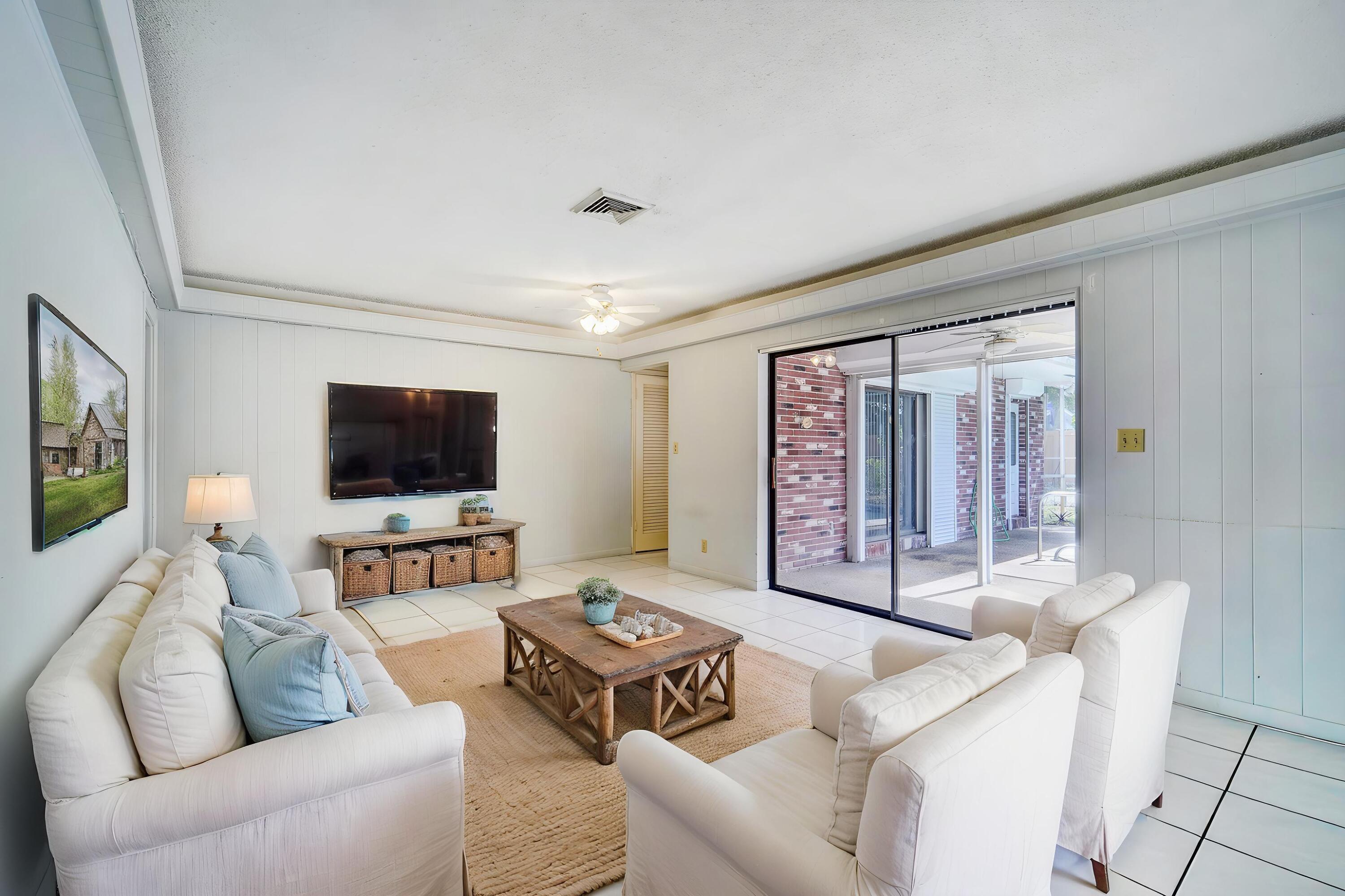 HOLLYWOOD HILLS - Residential