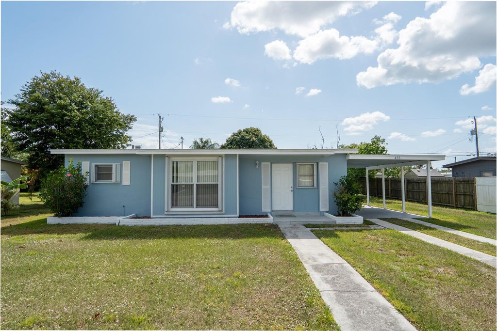 Photo of 435 SE Airoso Boulevard, Port Saint Lucie, FL 34983 (MLS # R11084304)