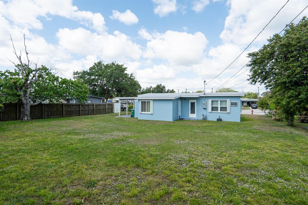 Photo of 435 SE Airoso Boulevard, Port Saint Lucie, FL 34983 (MLS # R11084304)