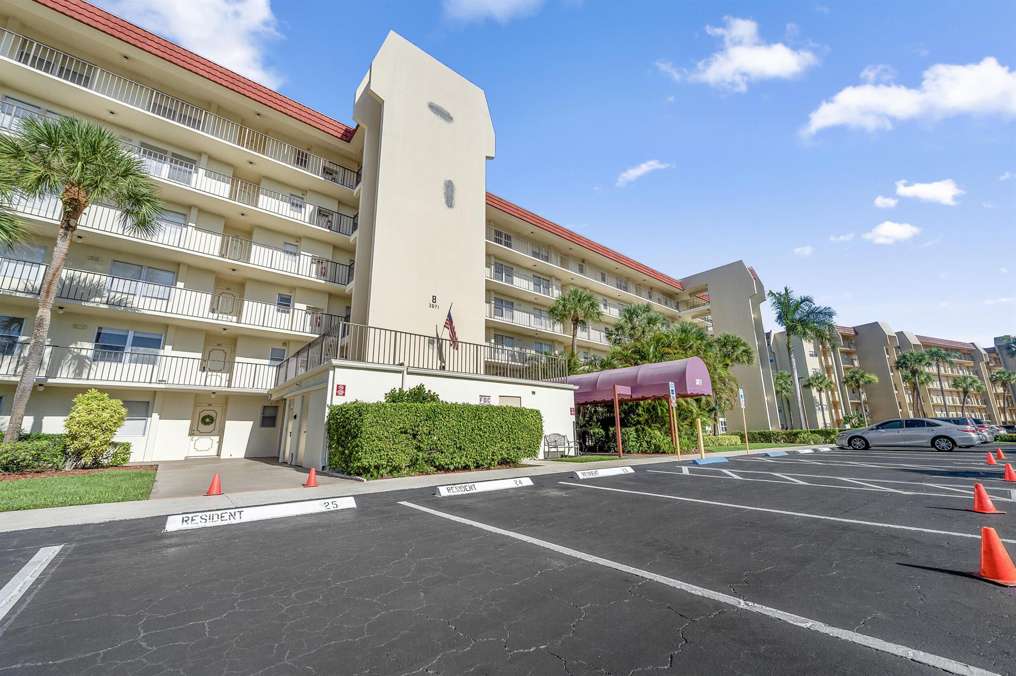 3871 Via Poinciana 201