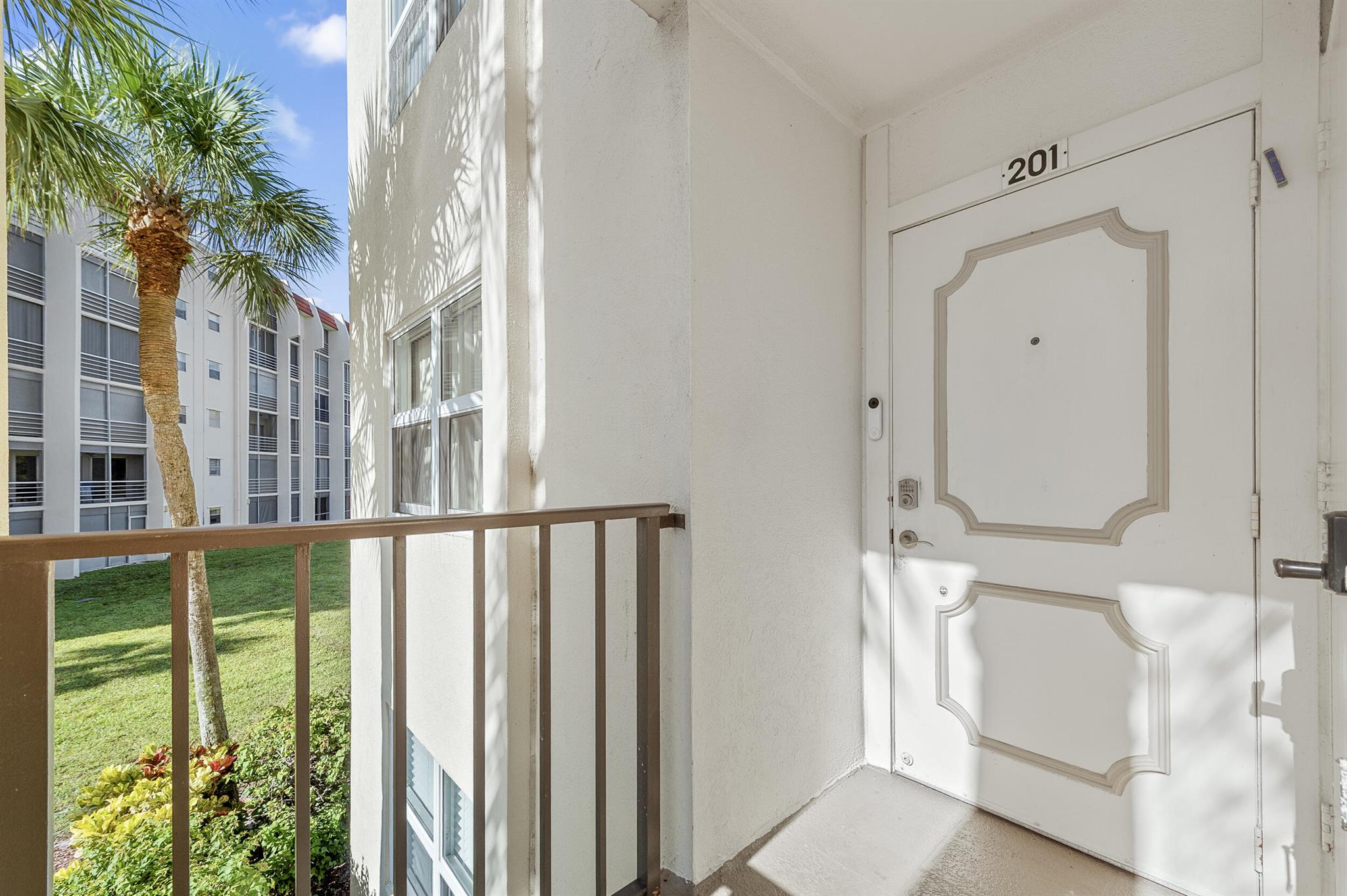 3871 Via Poinciana 201