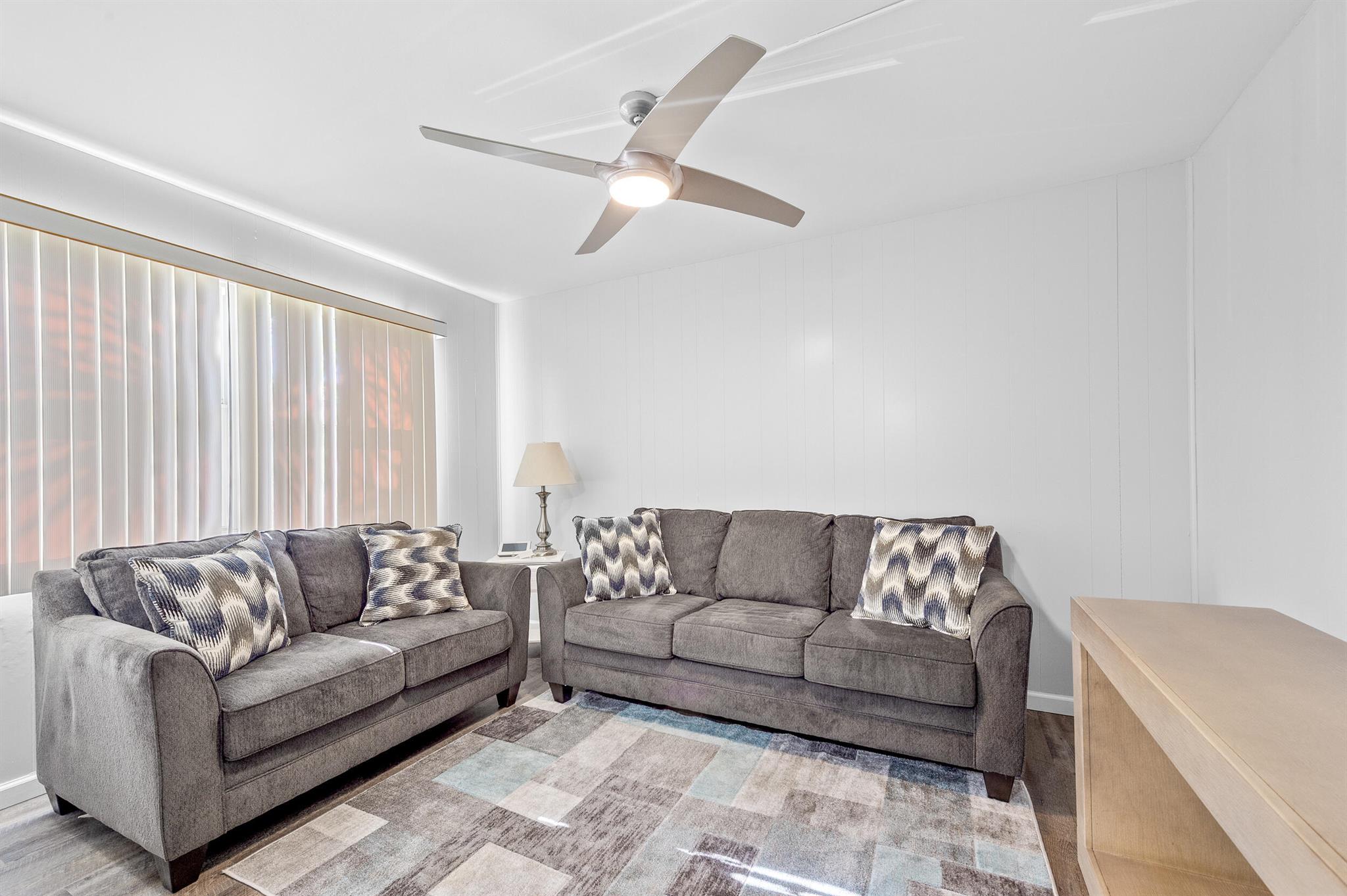 3871 Via Poinciana 201