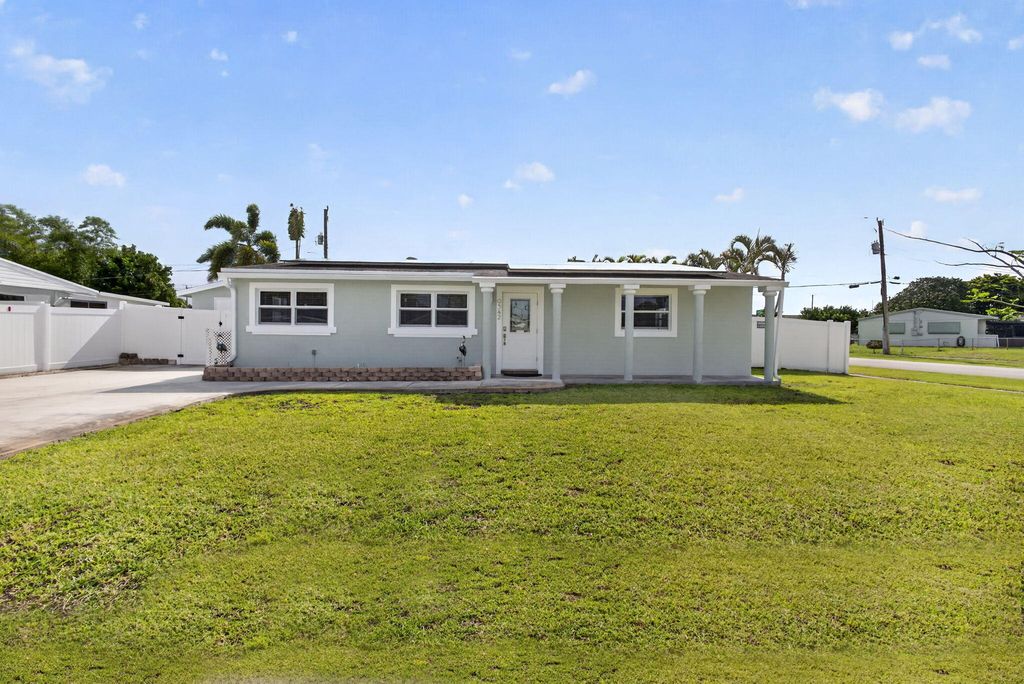 Photo of 9342 Bloomfield Drive, Palm Beach Gardens, FL 33410 (MLS # B26013500)