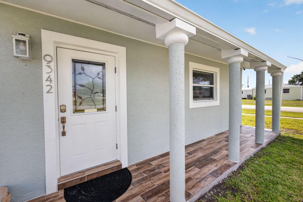 Photo of 9342 Bloomfield Drive, Palm Beach Gardens, FL 33410 (MLS # B26013500)