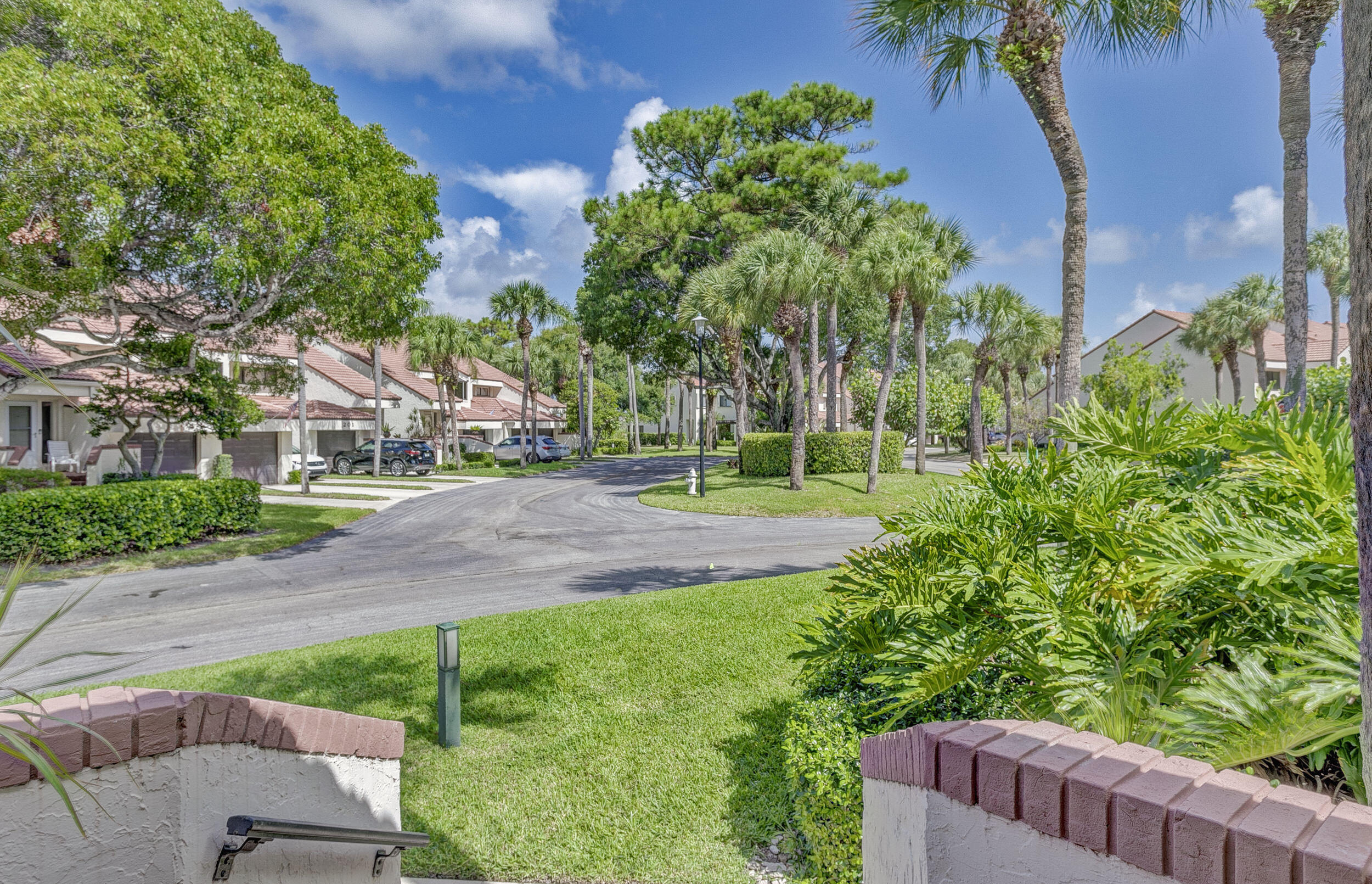 205 SEA OATS Drive E