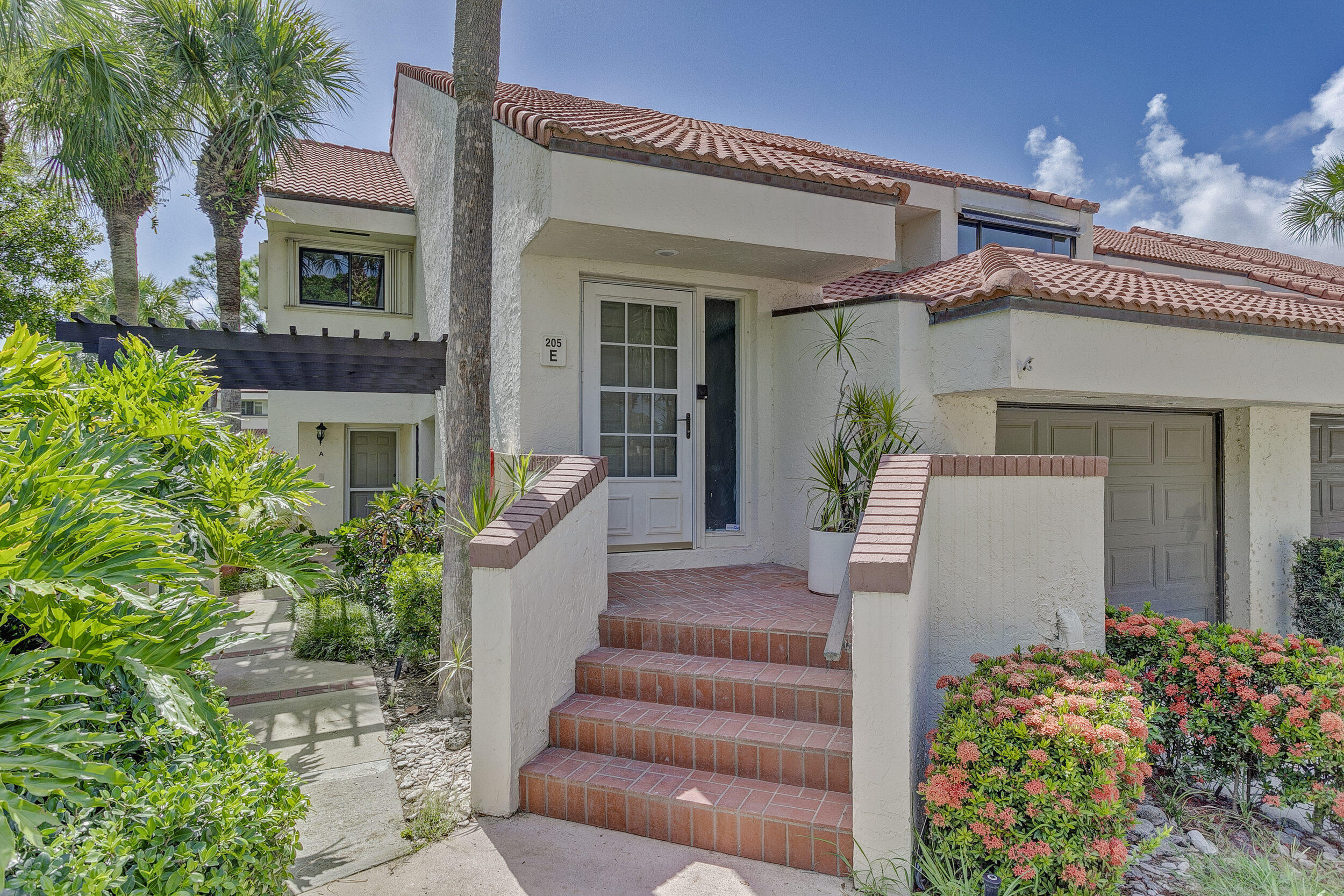 205 SEA OATS Drive E