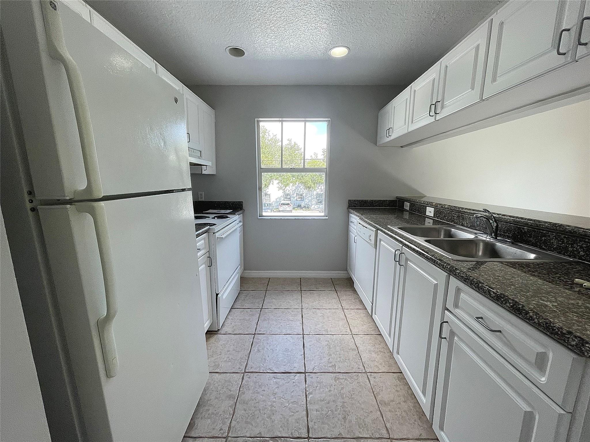 Waverly Place 2-19 D - Residential Lease